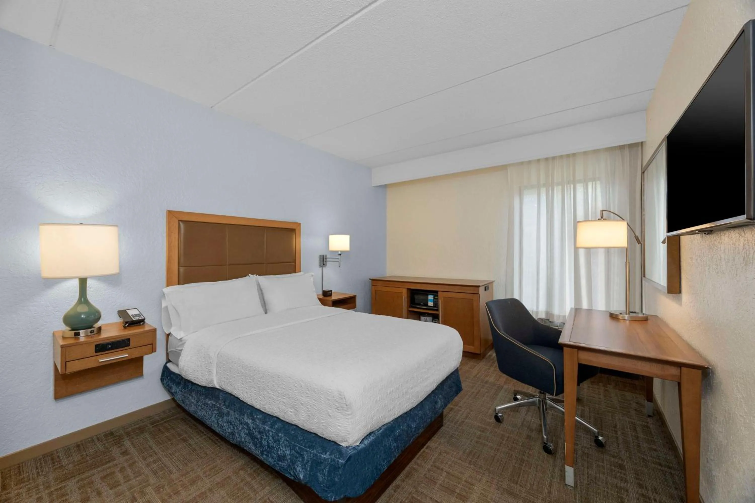 Bed in Hampton Inn by Hilton Milford