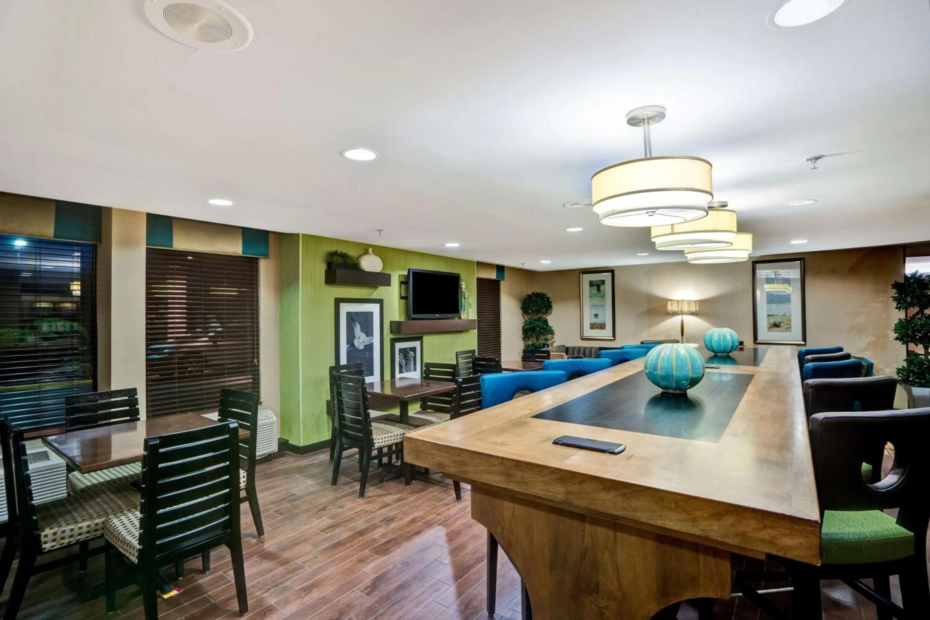 Lobby or reception in Hampton Inn by Hilton Milford