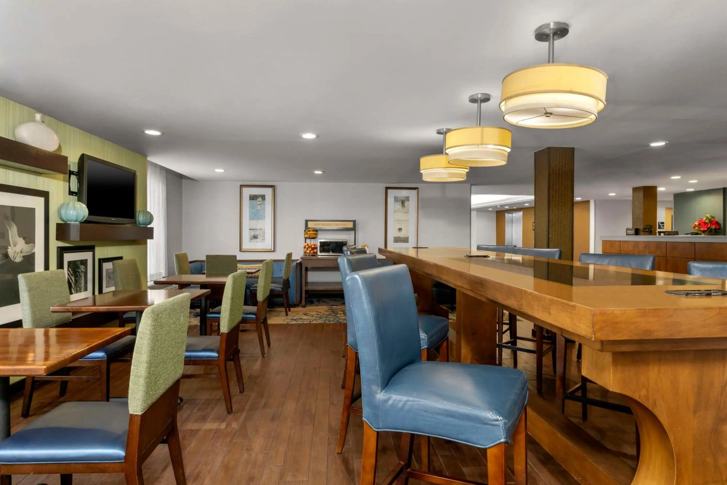 Lobby or reception in Hampton Inn by Hilton Milford