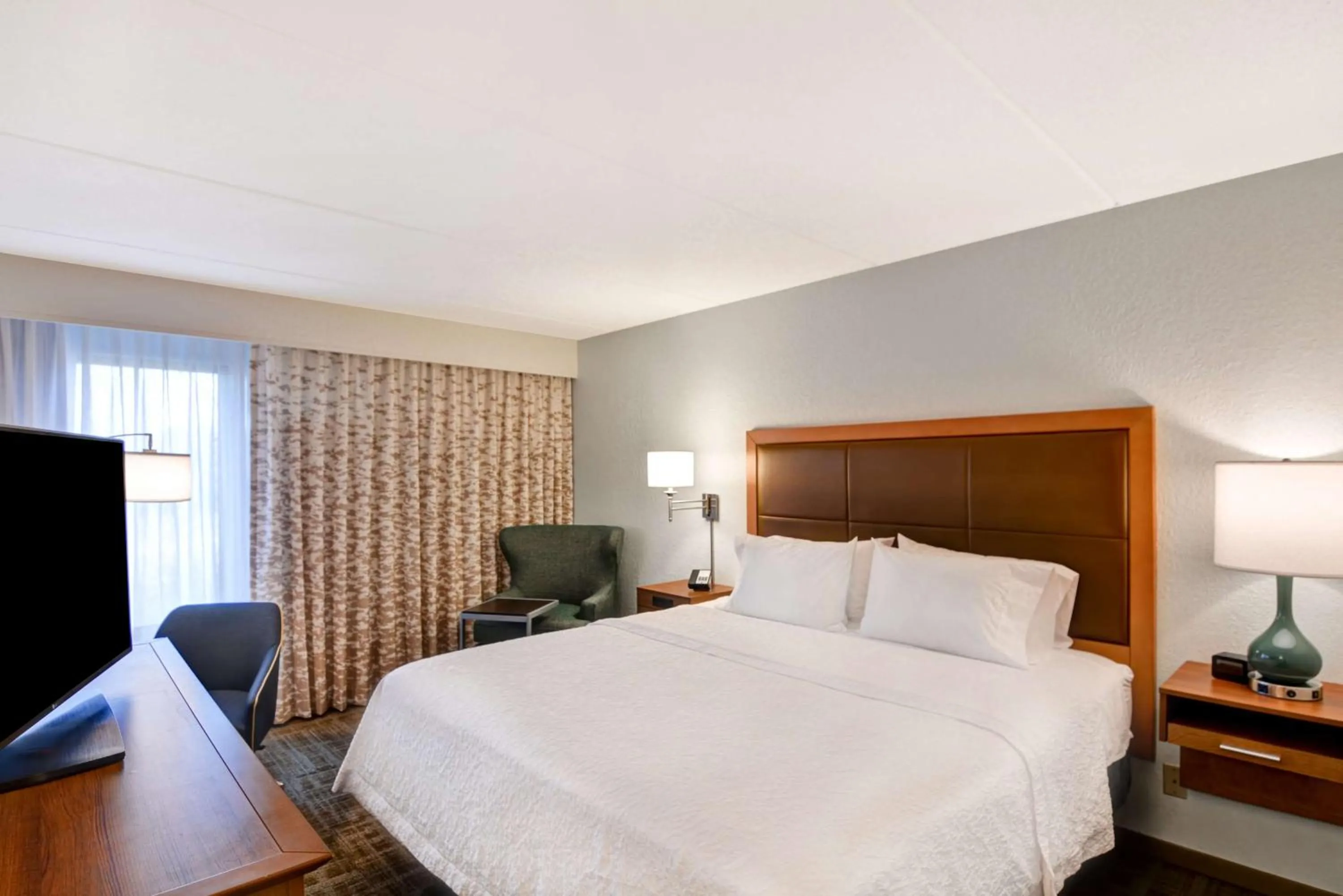 Bedroom, Bed in Hampton Inn by Hilton Milford