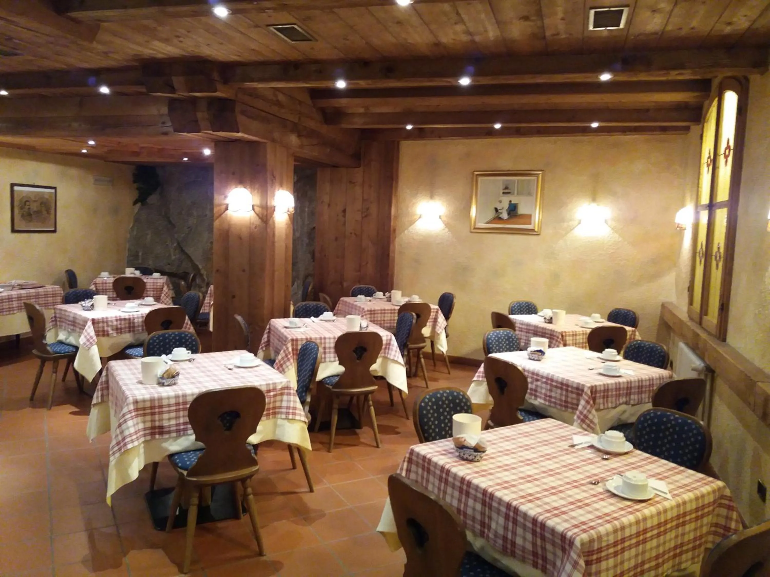 Restaurant/places to eat in Hotel Ottoz Meublé