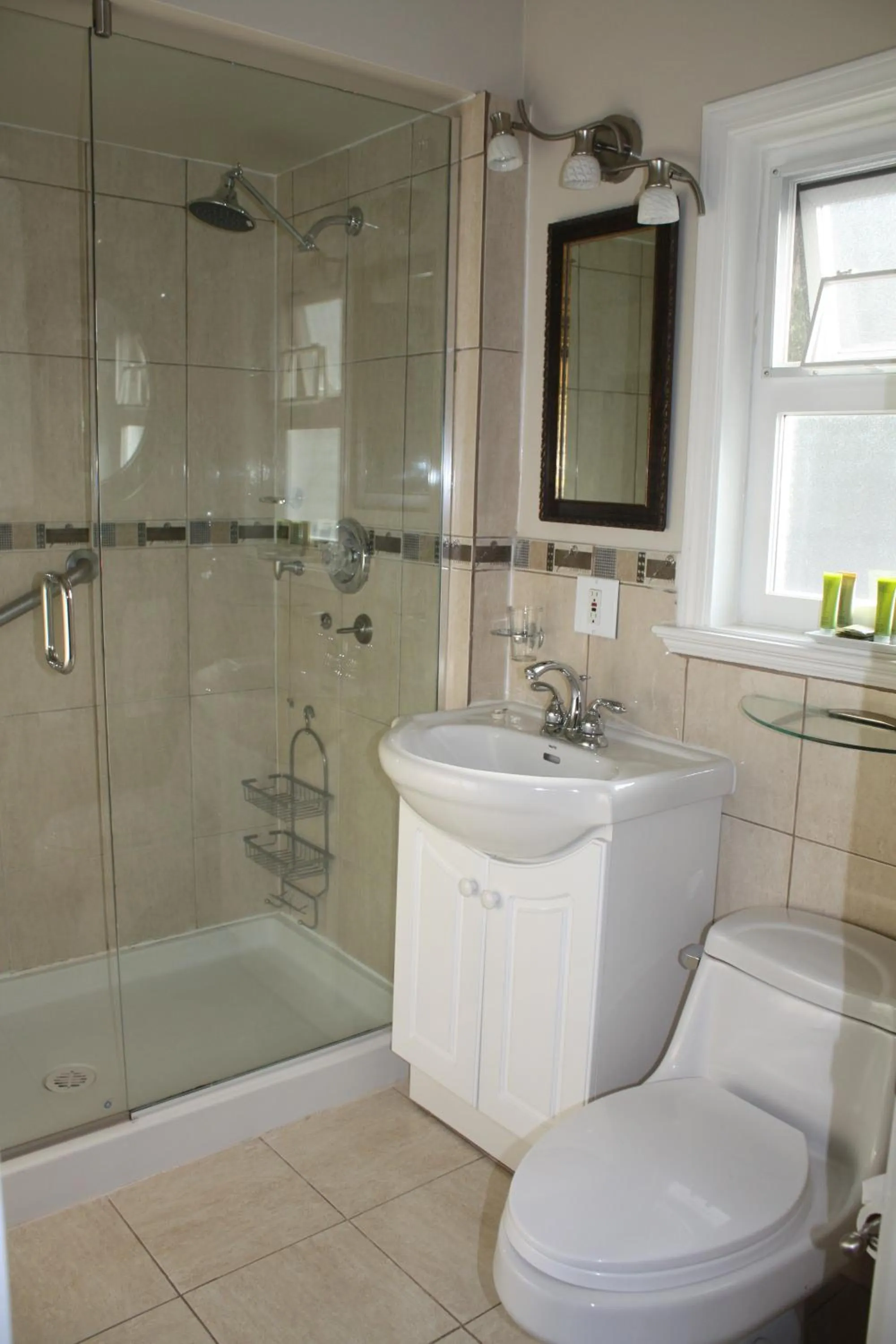 Shower in The Classic Horseshoe Bay Motel