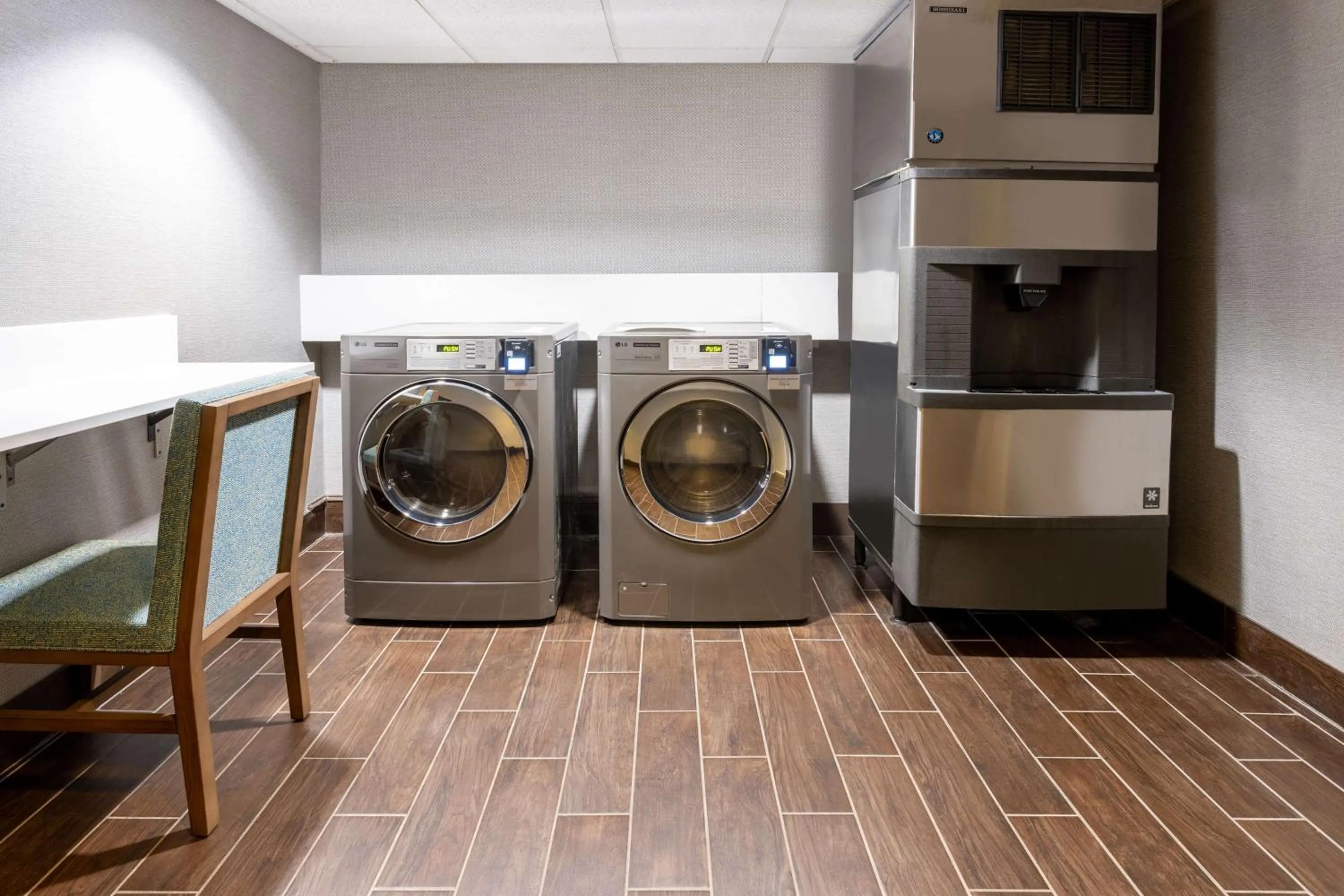 Property building in Hampton Inn Richmond-SW Hull Street