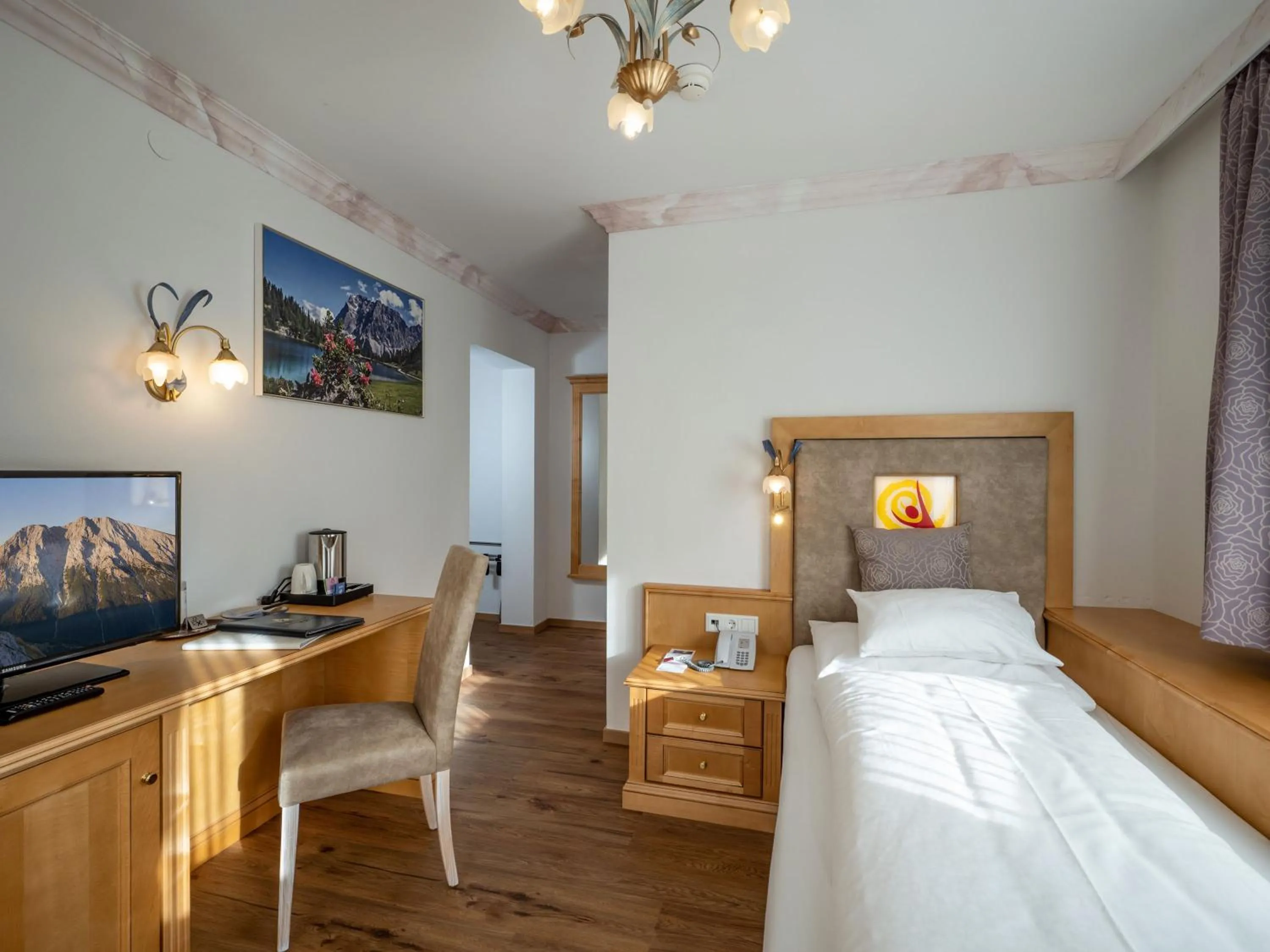 Bedroom, Bed in Alpenhotel Karwendel -Adults only-