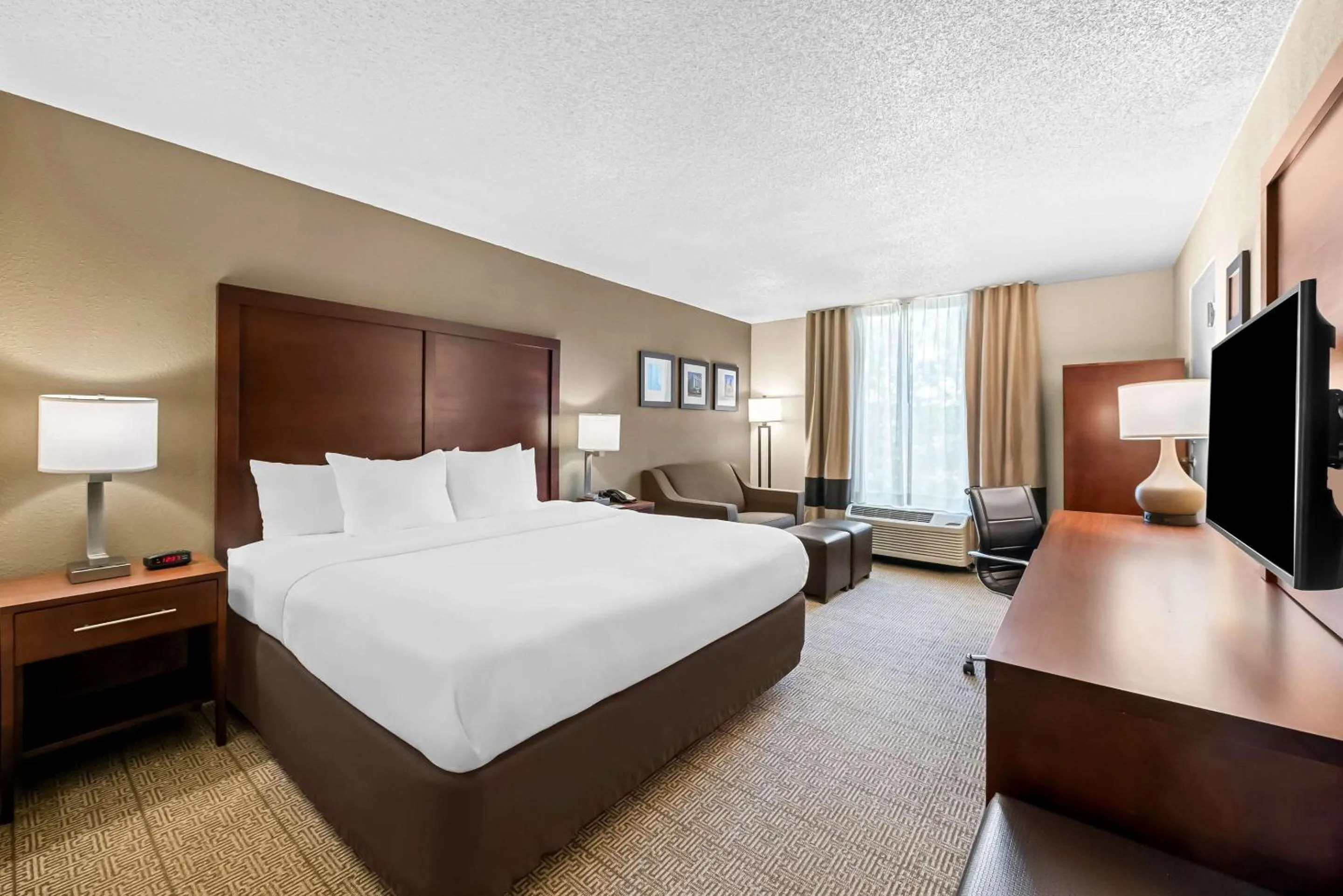 Bedroom, Bed in Comfort Inn & Suites Durham near Duke University