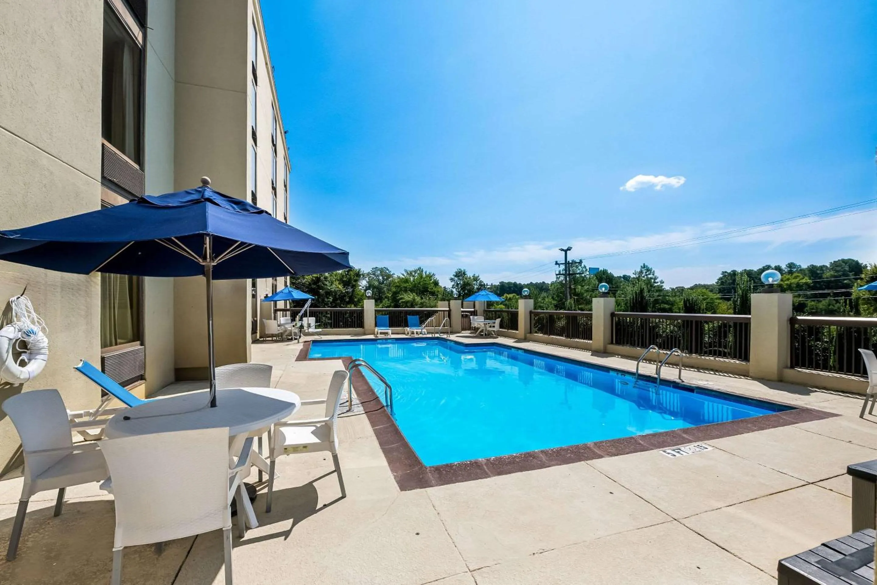 Swimming pool in Comfort Inn & Suites Durham near Duke University