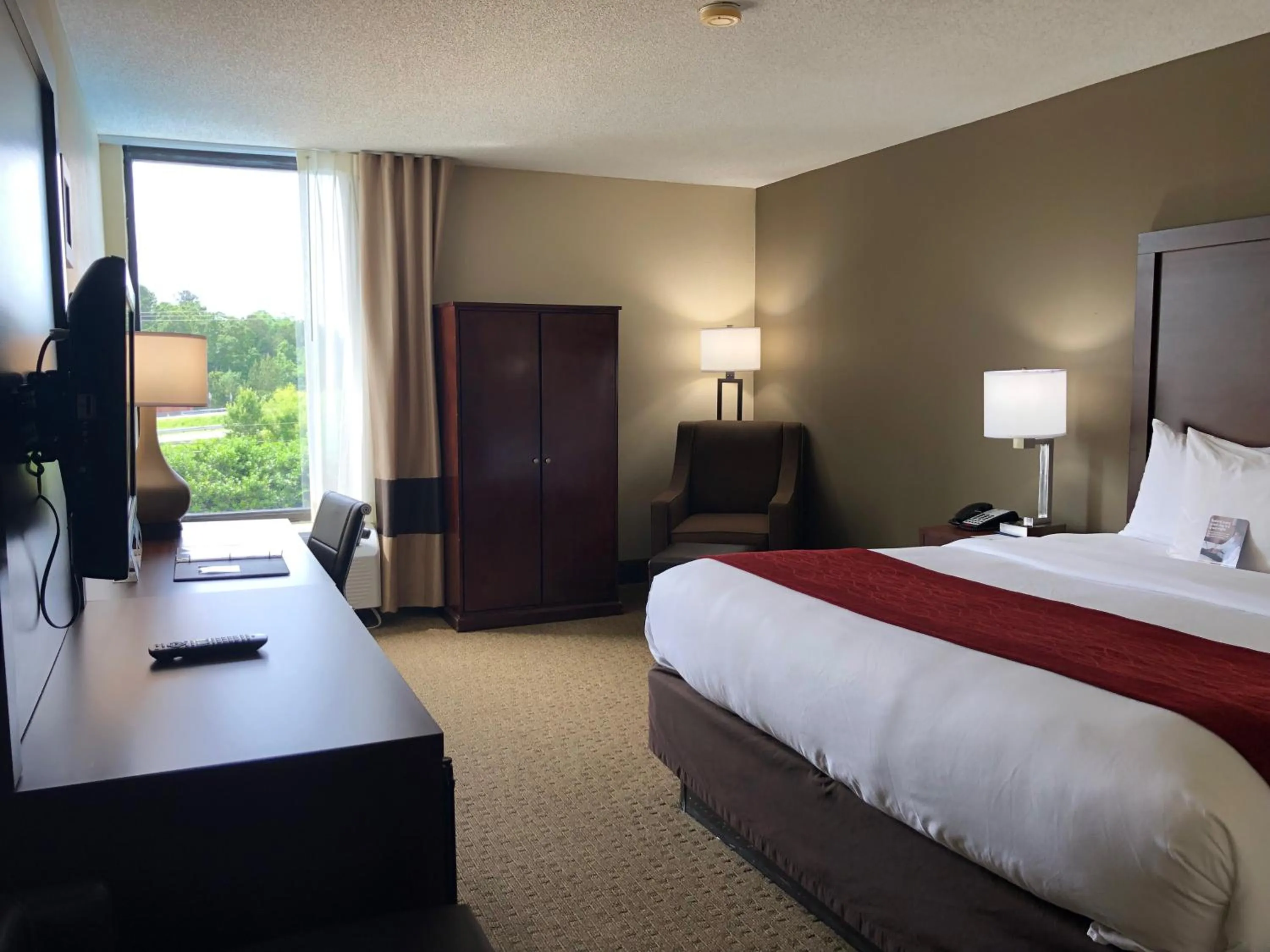 Photo of the whole room, Bed in Comfort Inn & Suites Durham near Duke University