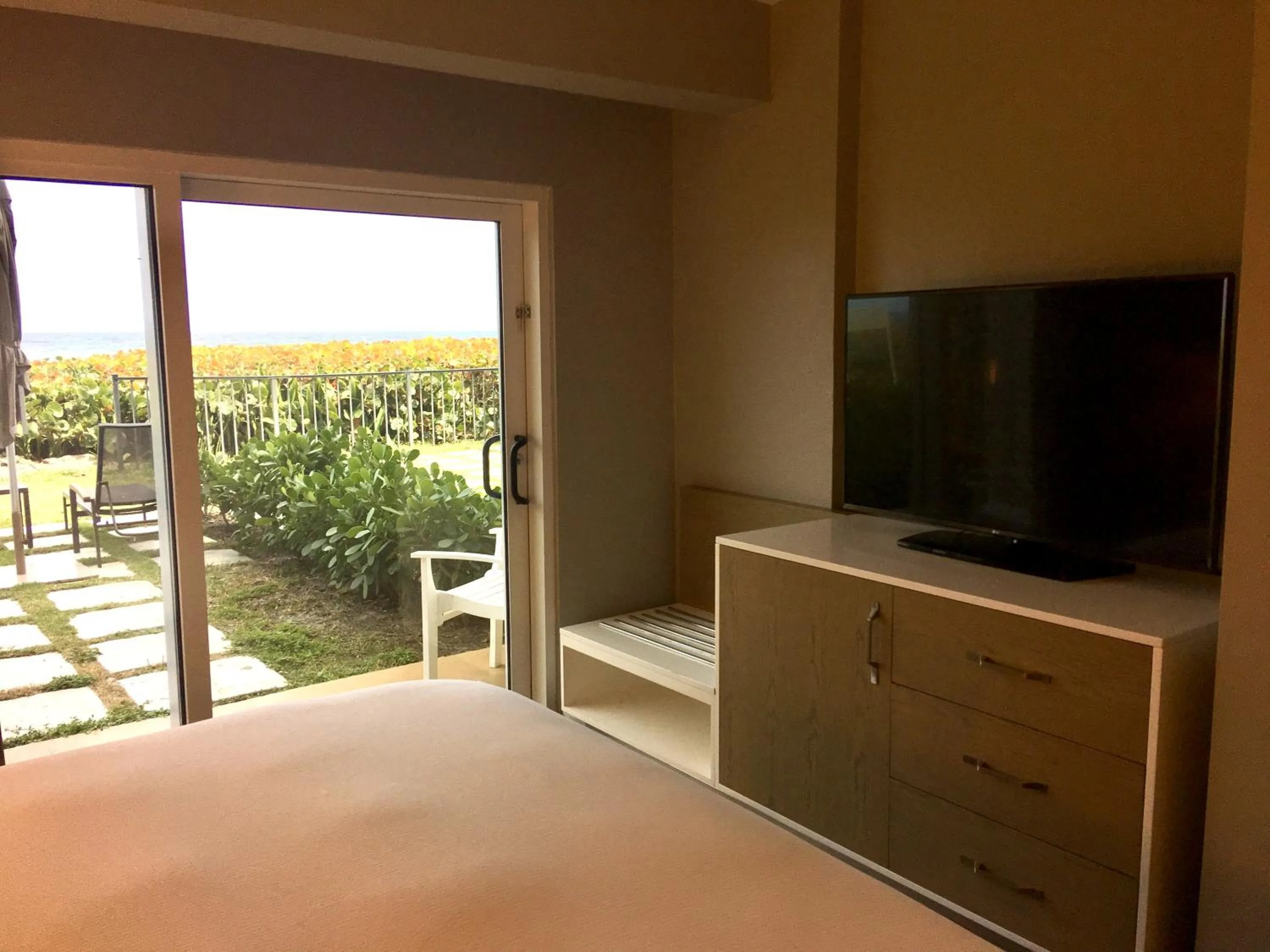 Garden, Bed in DoubleTree Suites by Hilton Melbourne Beach Oceanfront