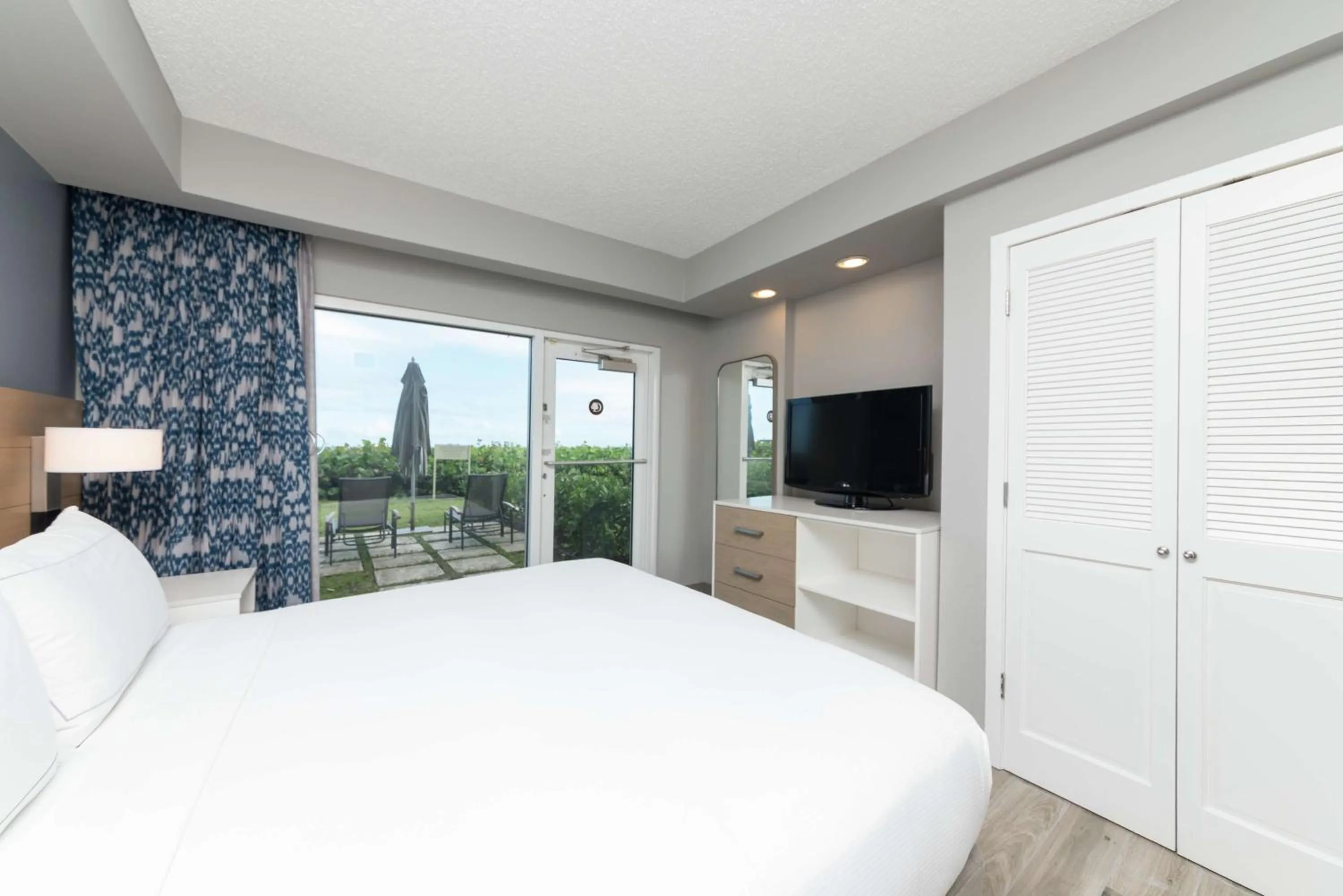 Bed in DoubleTree Suites by Hilton Melbourne Beach Oceanfront