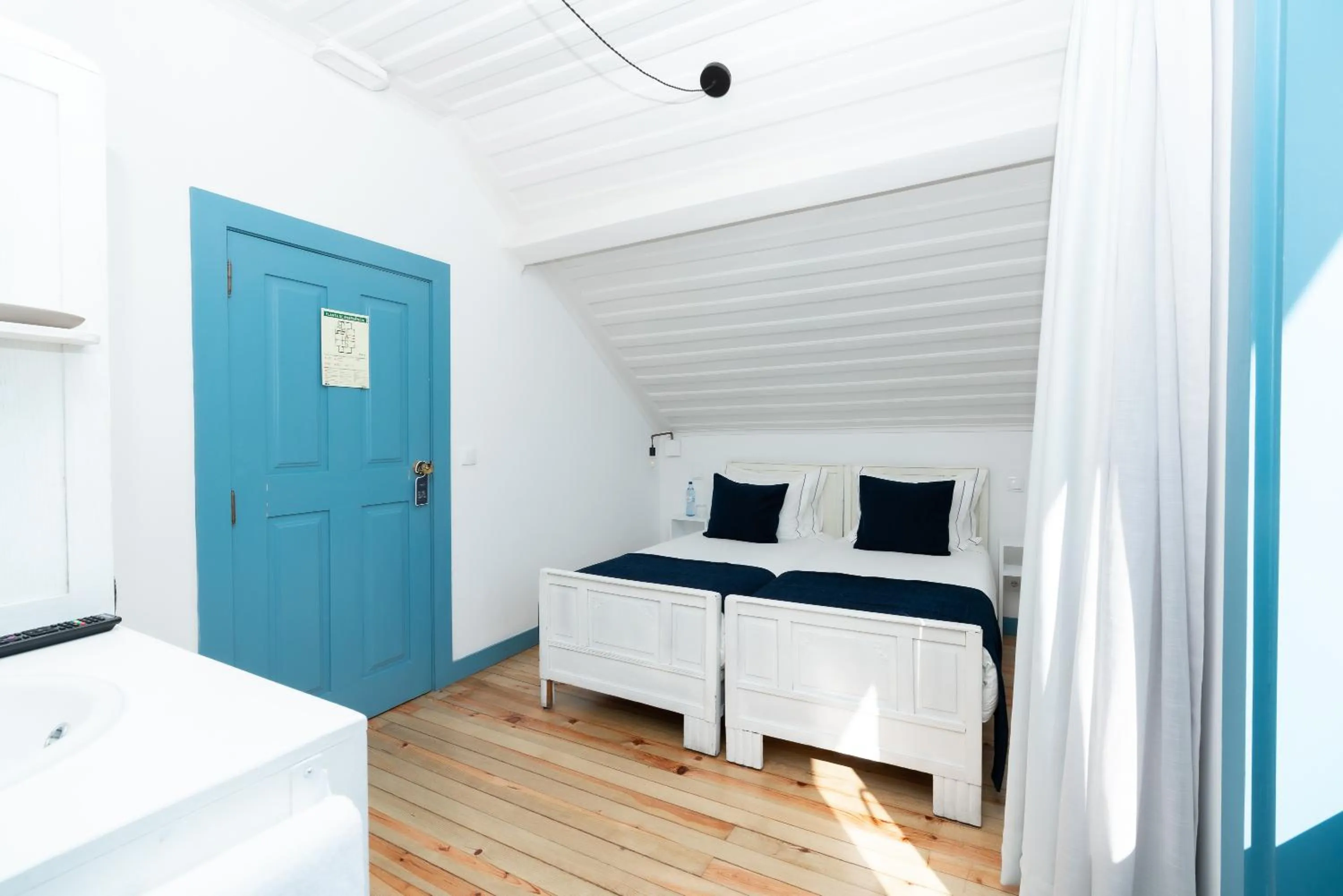 Toilet, Bed in Des Arts