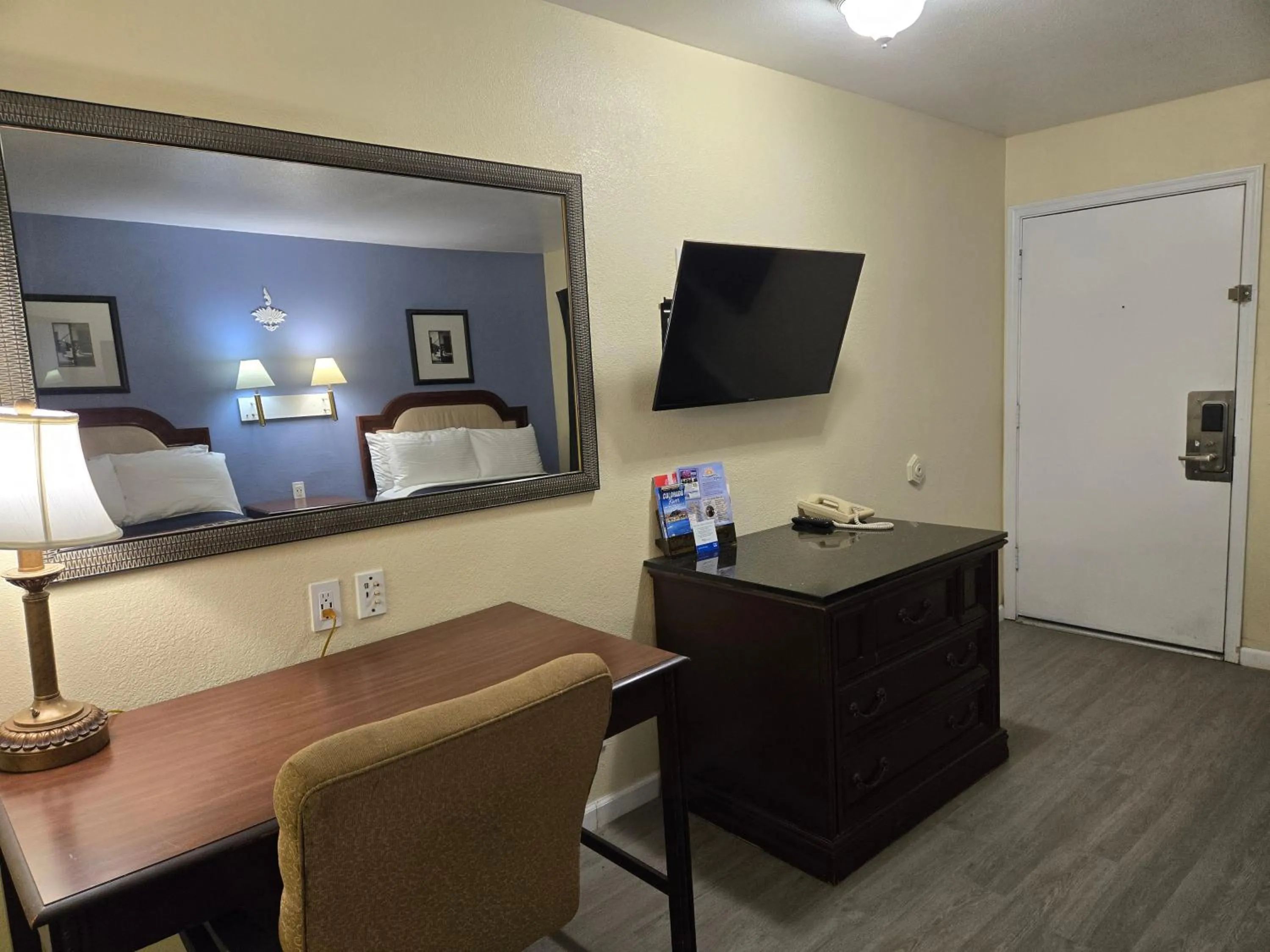 Bed in Rodeway Inn & Suites Blythe I-10