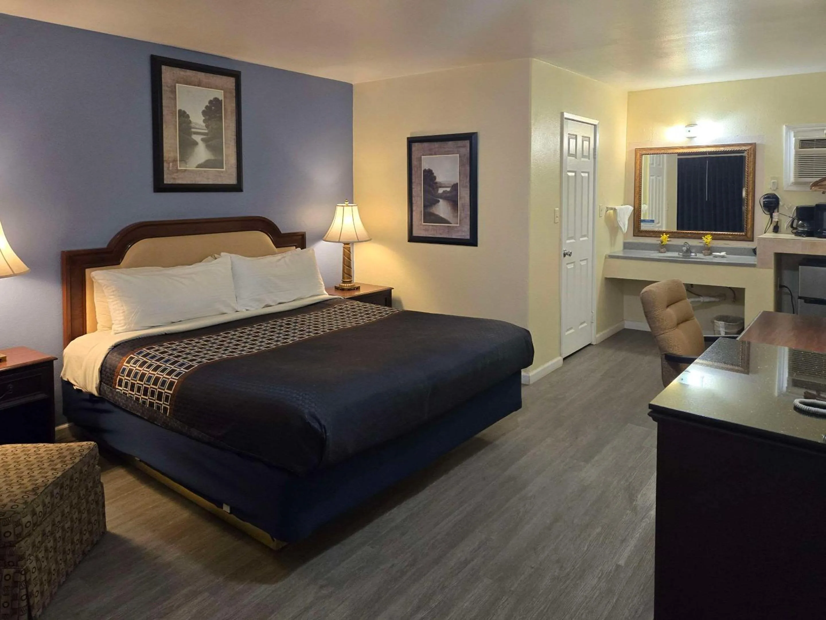 Bedroom, Bed in Rodeway Inn & Suites Blythe I-10