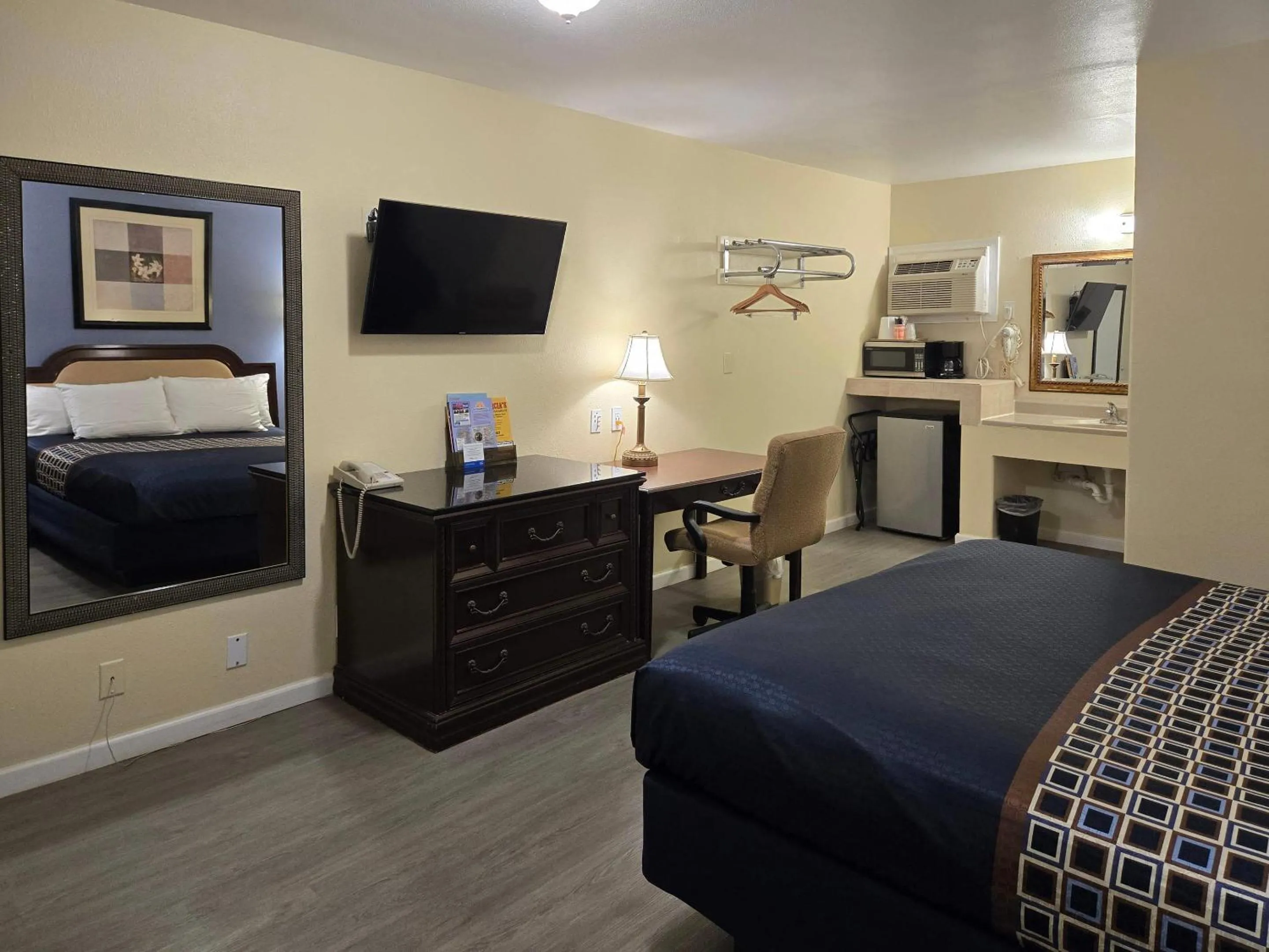 Bedroom, Bed in Rodeway Inn & Suites Blythe I-10