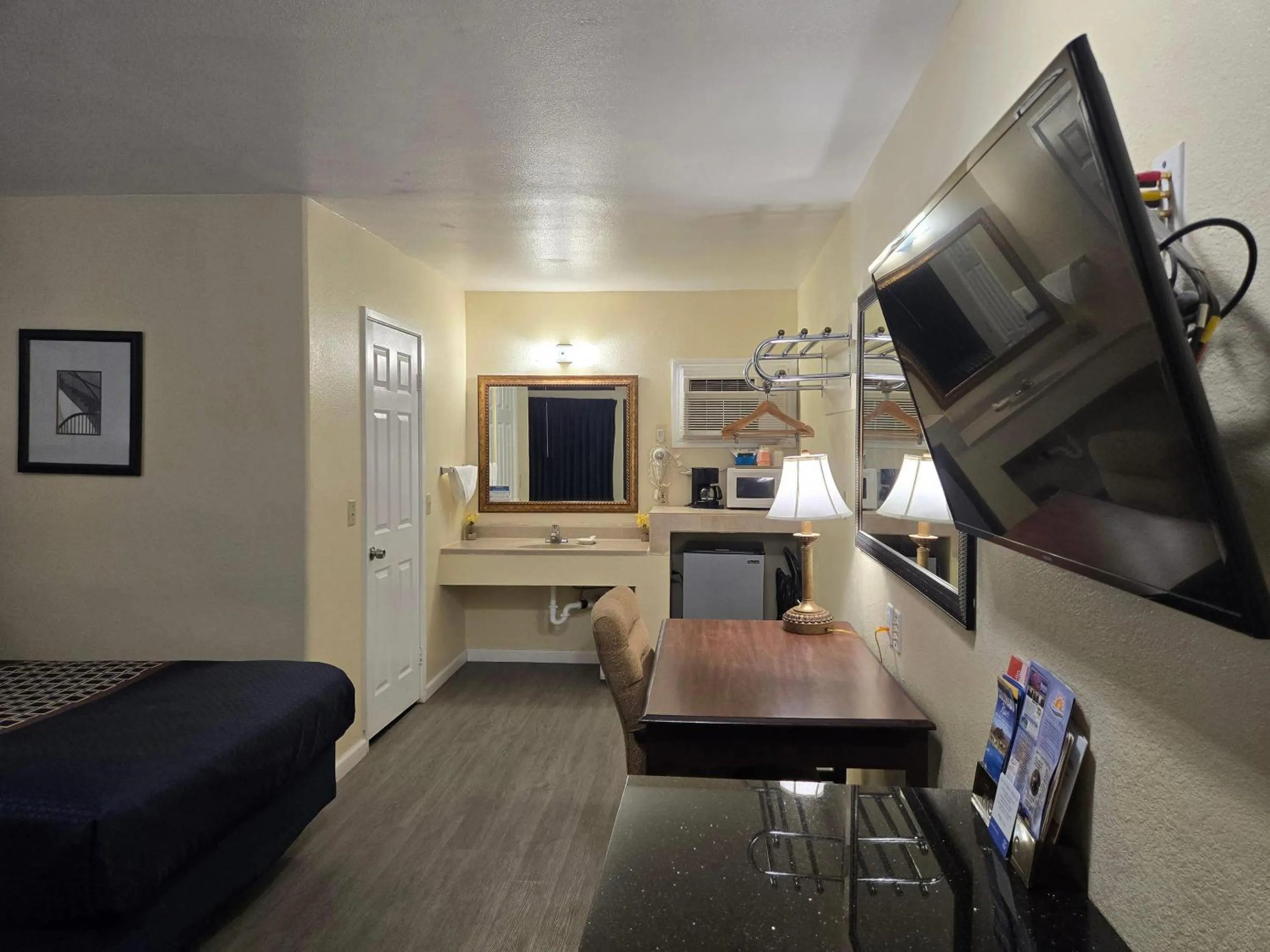 Bedroom, Bed in Rodeway Inn & Suites Blythe I-10