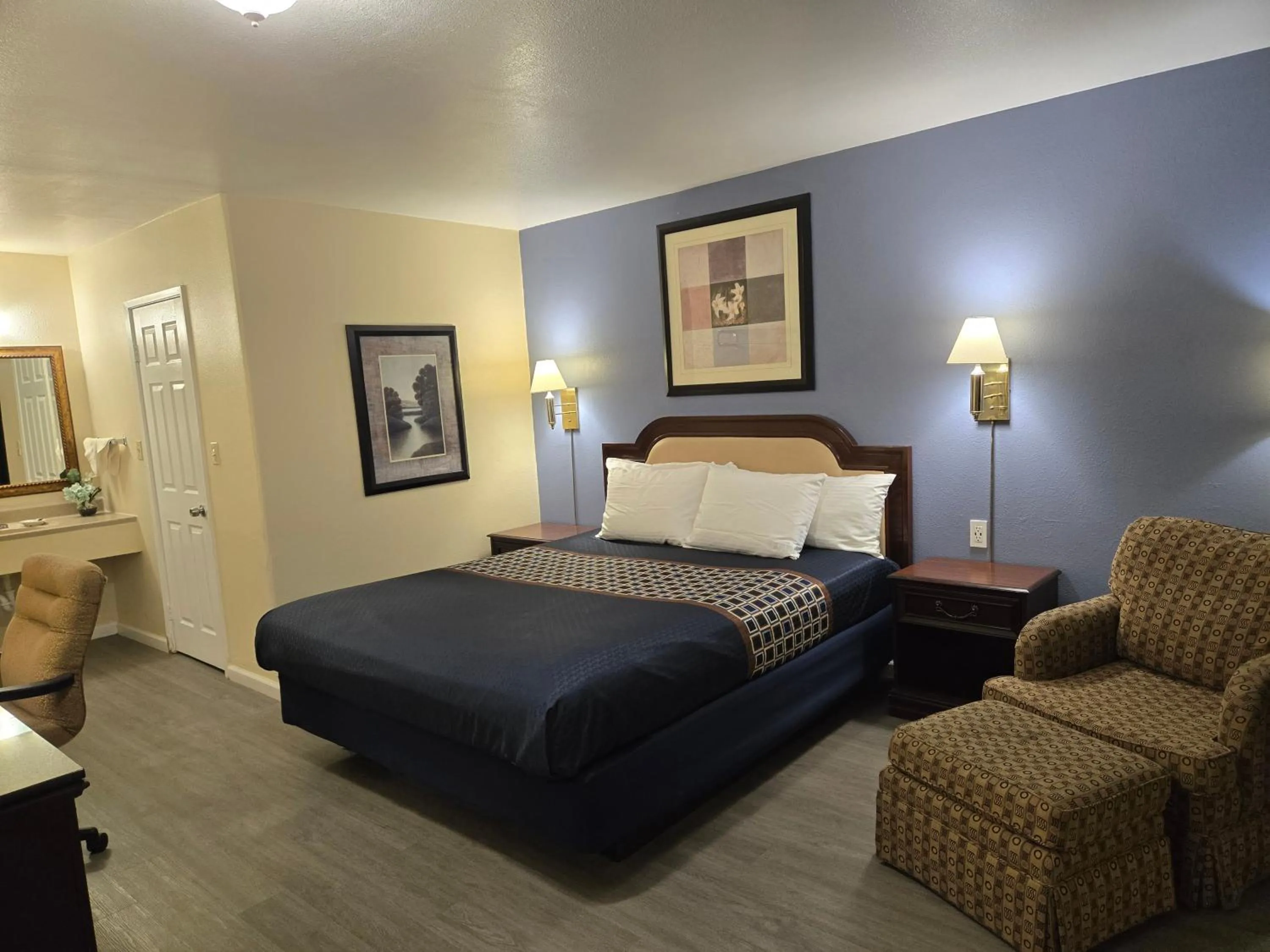 Property building, Bed in Rodeway Inn & Suites Blythe I-10