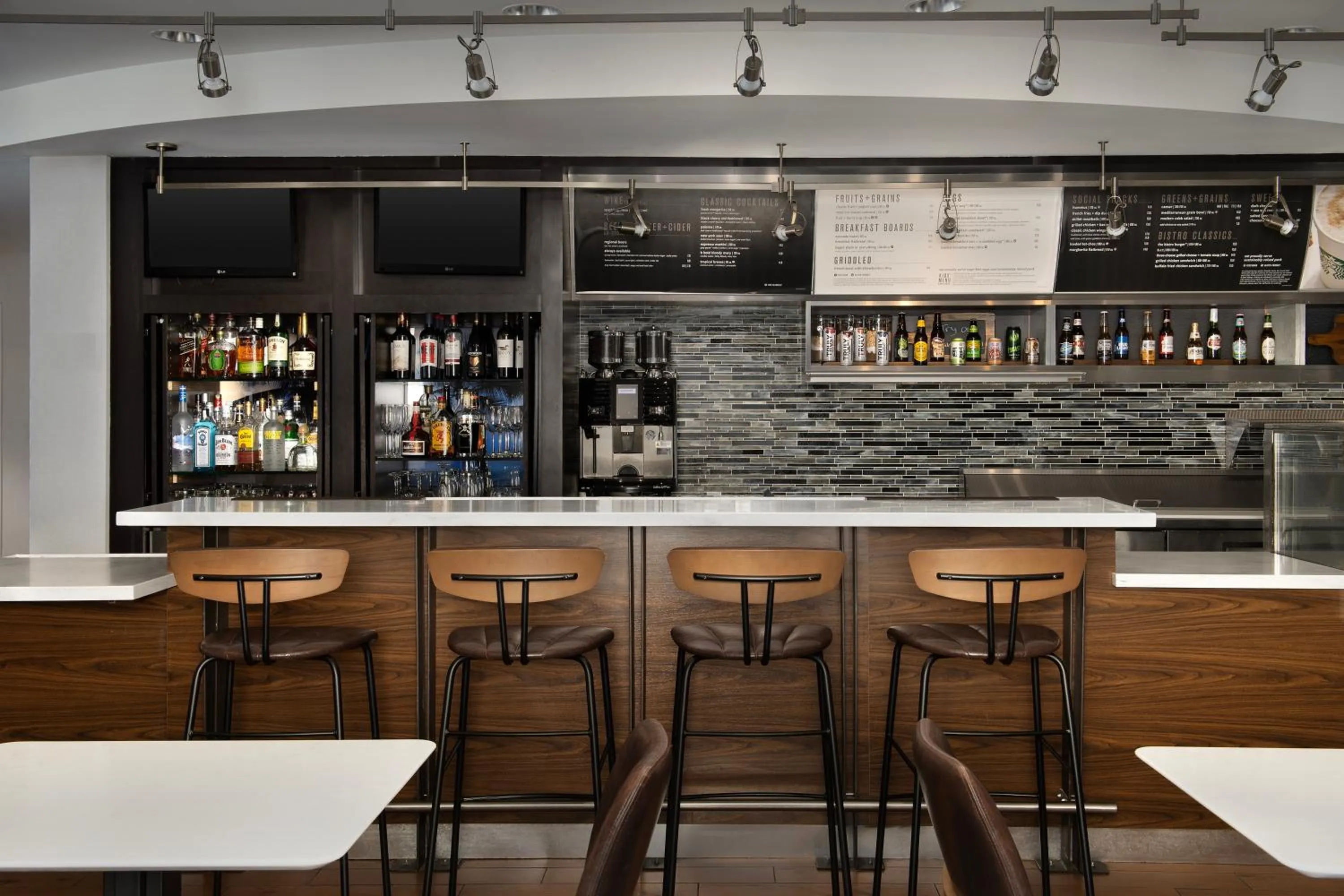 Lounge or bar in Courtyard Jacksonville Flagler Center