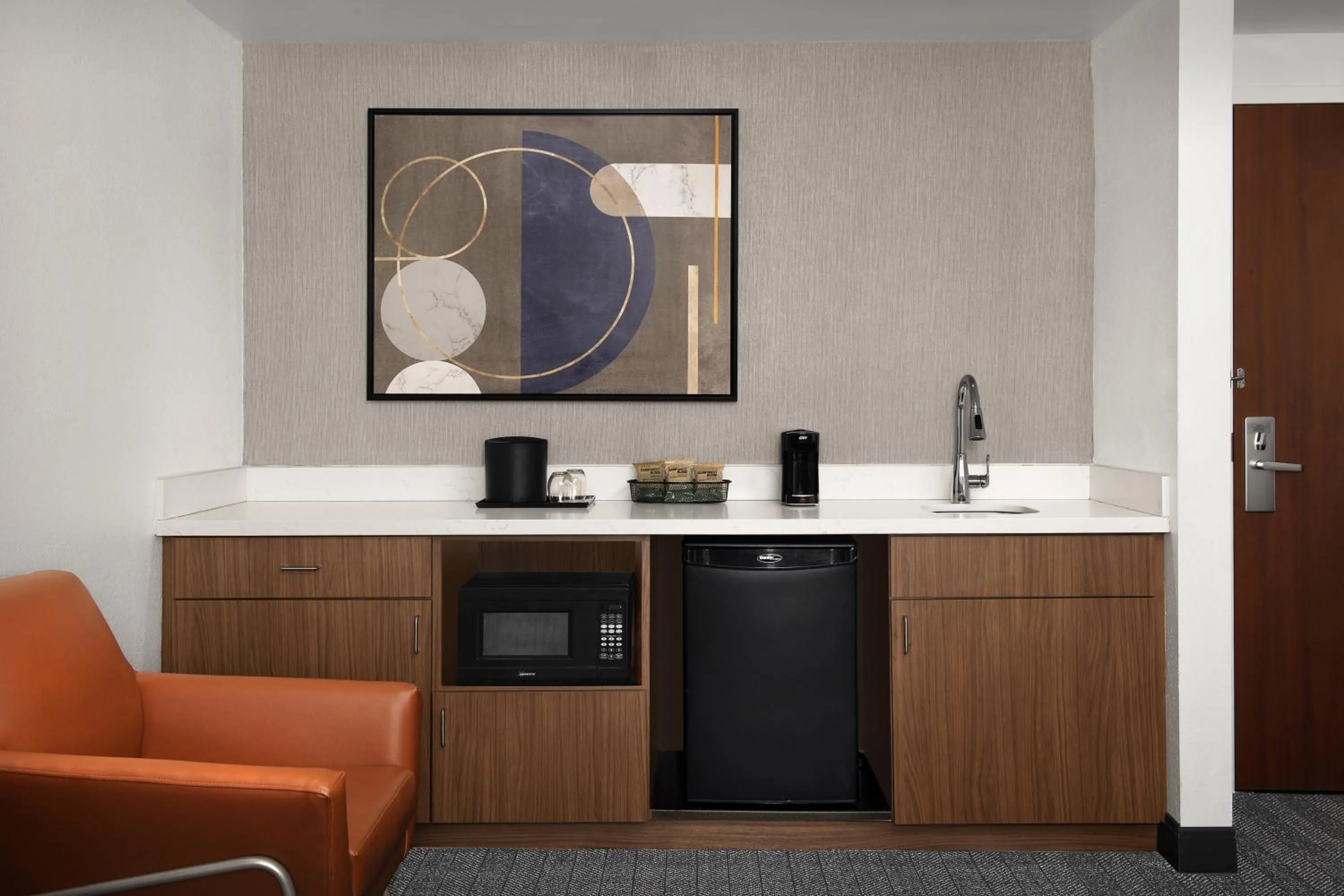 Photo of the whole room in Courtyard Jacksonville Flagler Center