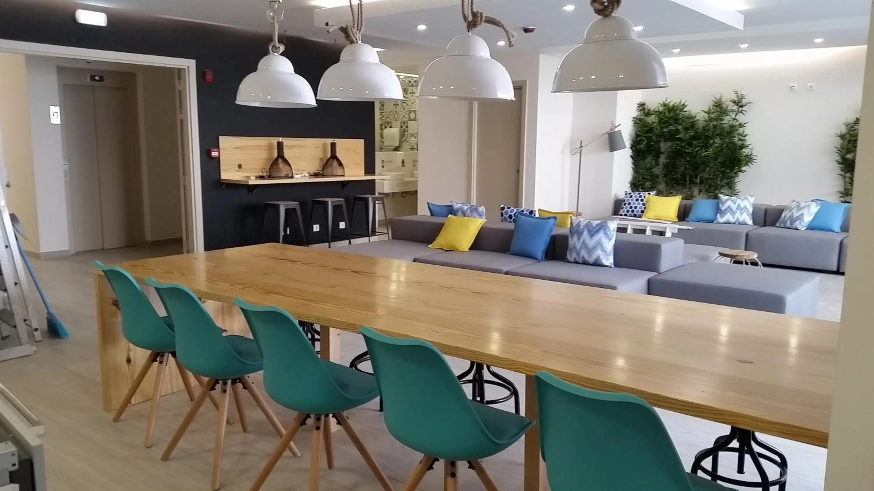 Communal kitchen in Topcity Hostel & Suites