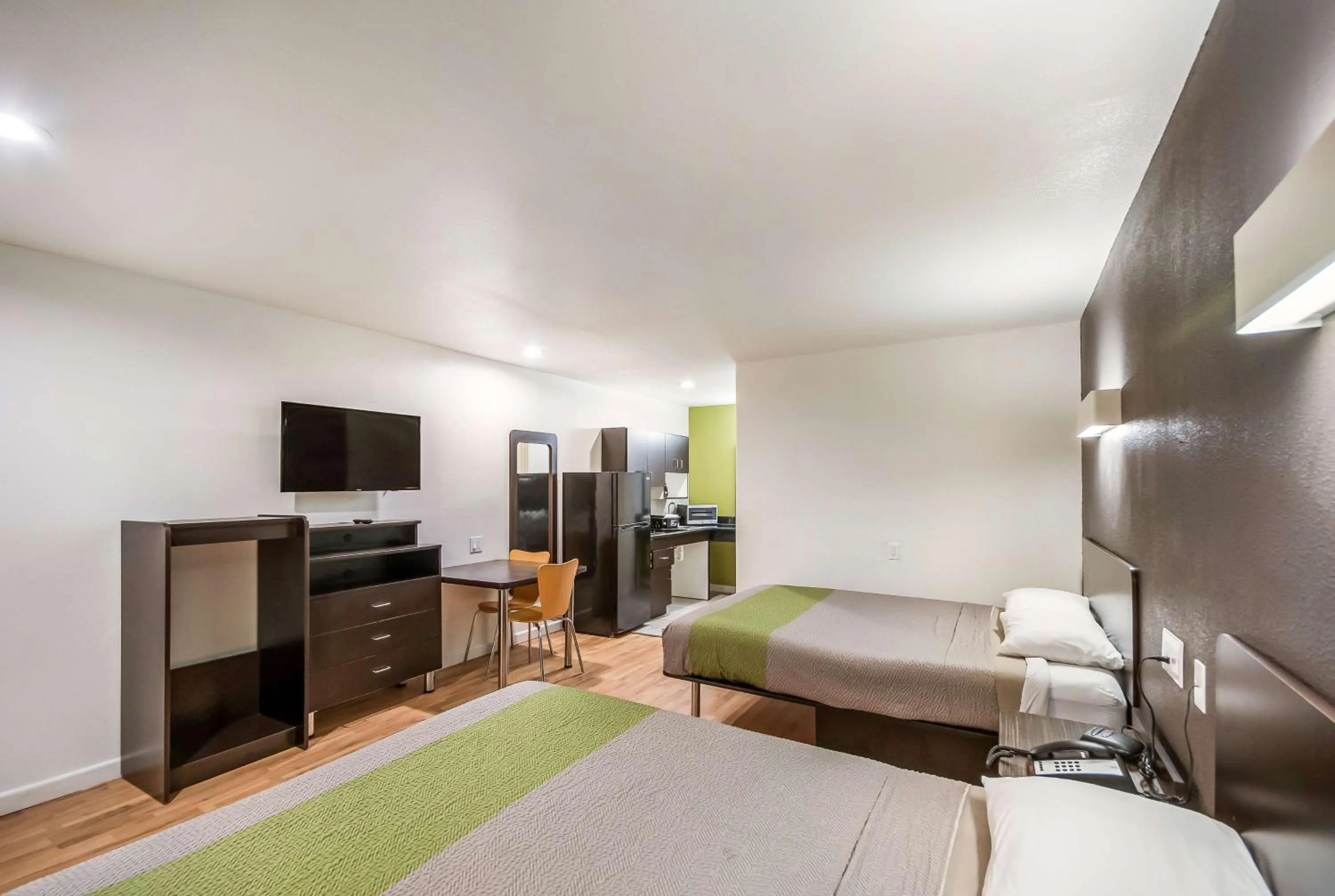 TV and multimedia, Bed in Studio 6-Huntsville, TX