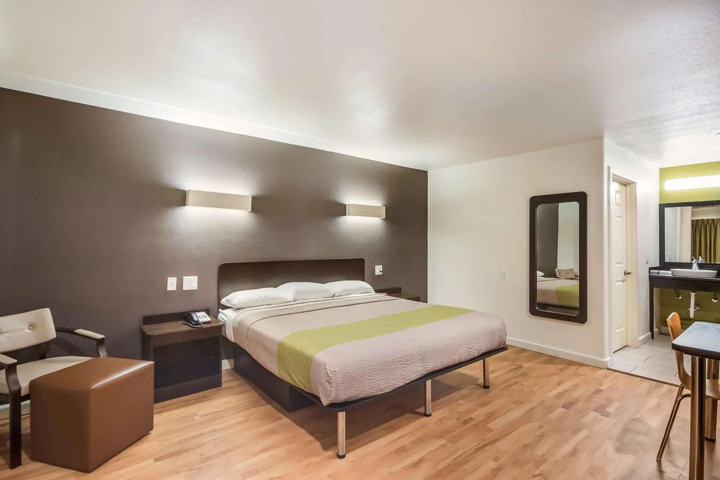 King Room with Roll-in Shower - Disability Access - Non-Smoking in Studio 6-Huntsville, TX King Room with Roll-in Shower - Disability Access - Non-Smoking in Studio 6-Huntsville, TX