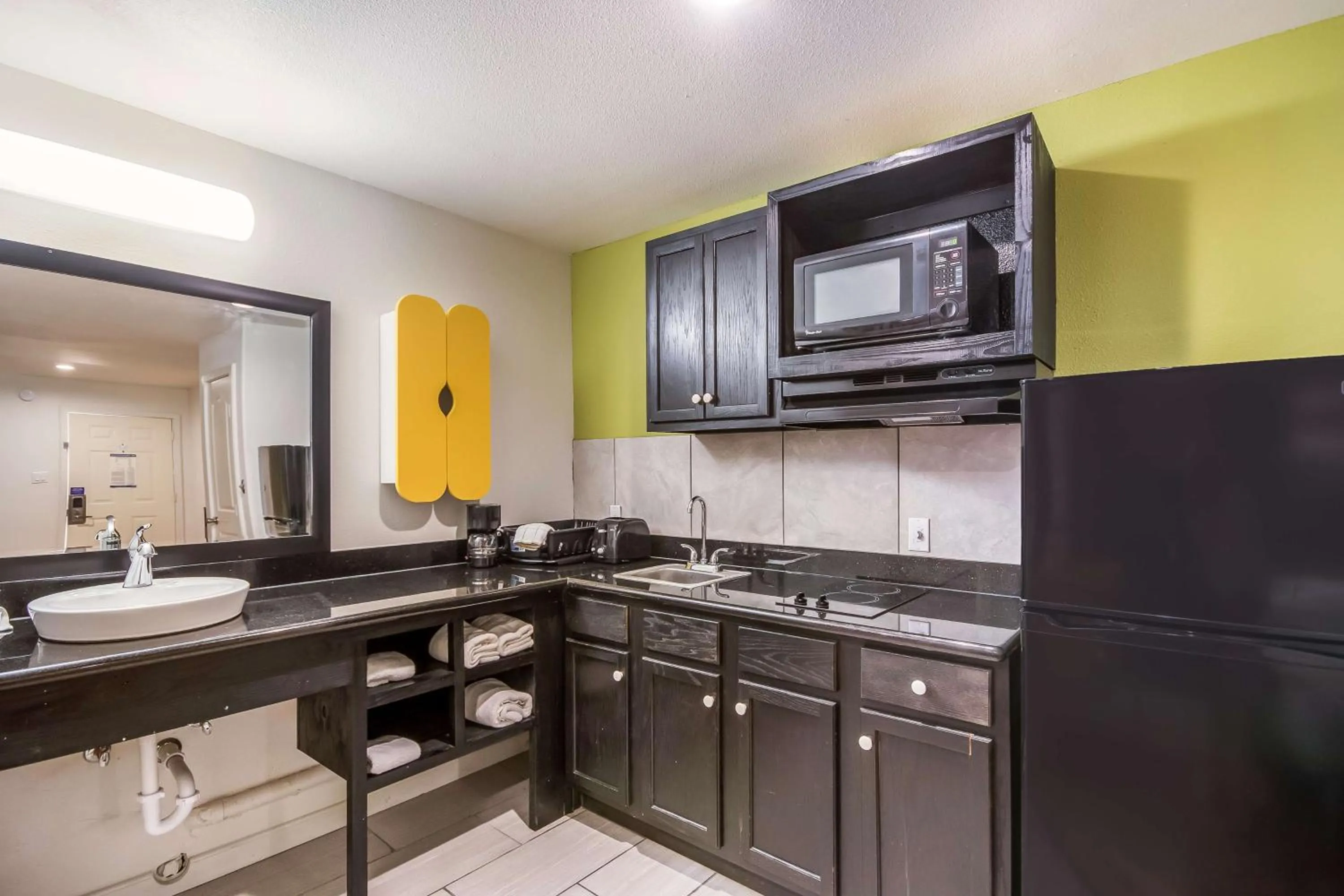 Kitchen or kitchenette in Studio 6-Huntsville, TX