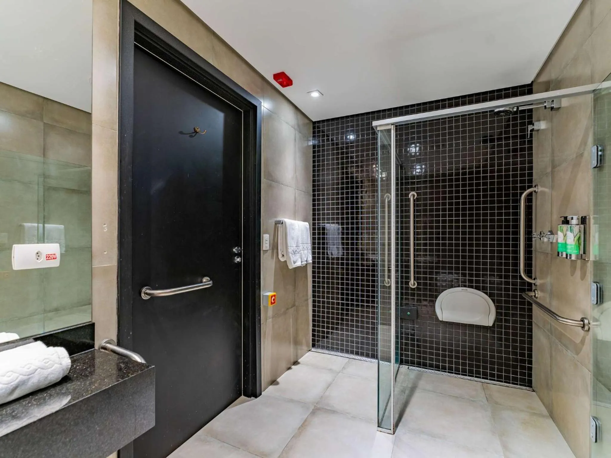 Bathroom in Grand Mercure Curitiba Rayon