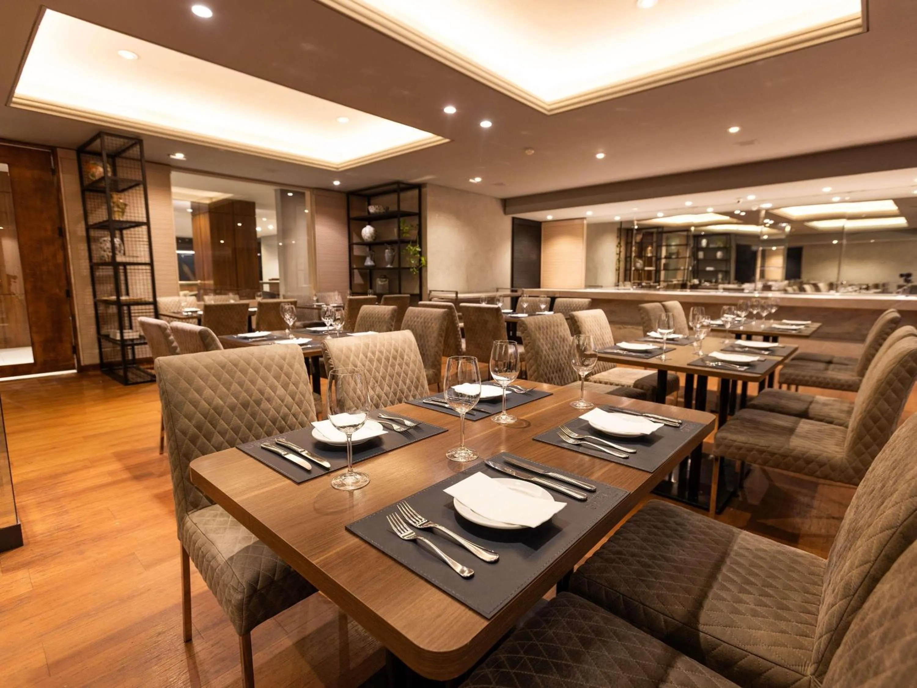 Restaurant/places to eat in Grand Mercure Curitiba Rayon