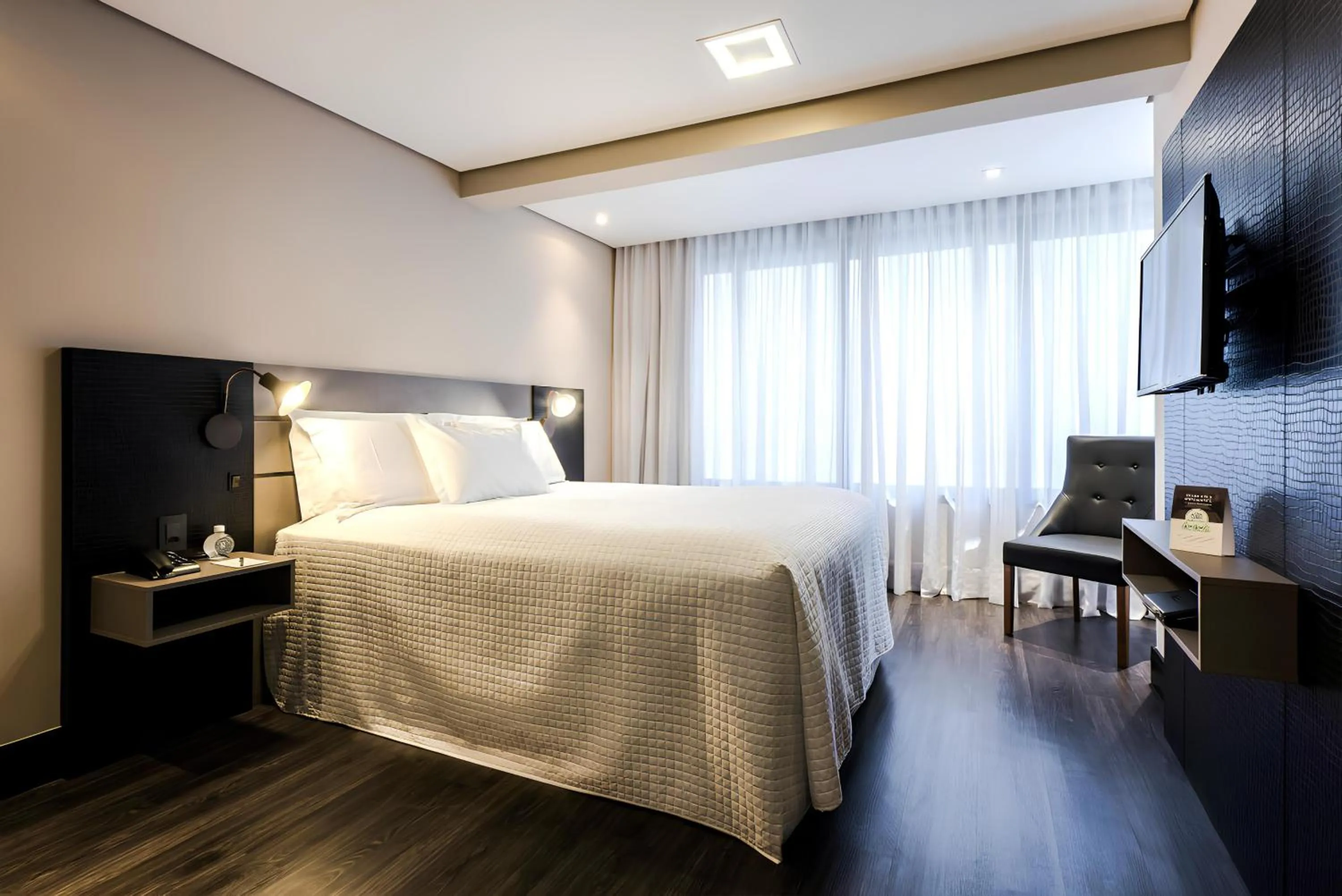 Photo of the whole room, Bed in Grand Mercure Curitiba Rayon