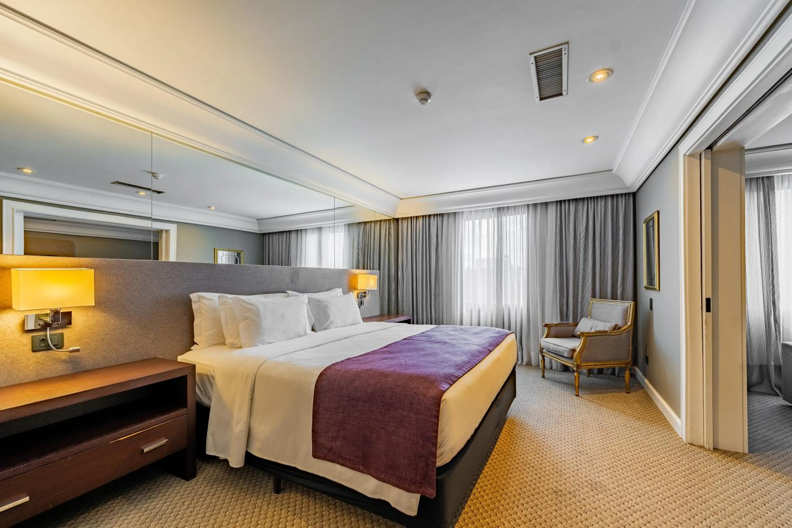 Bed in Grand Mercure Curitiba Rayon