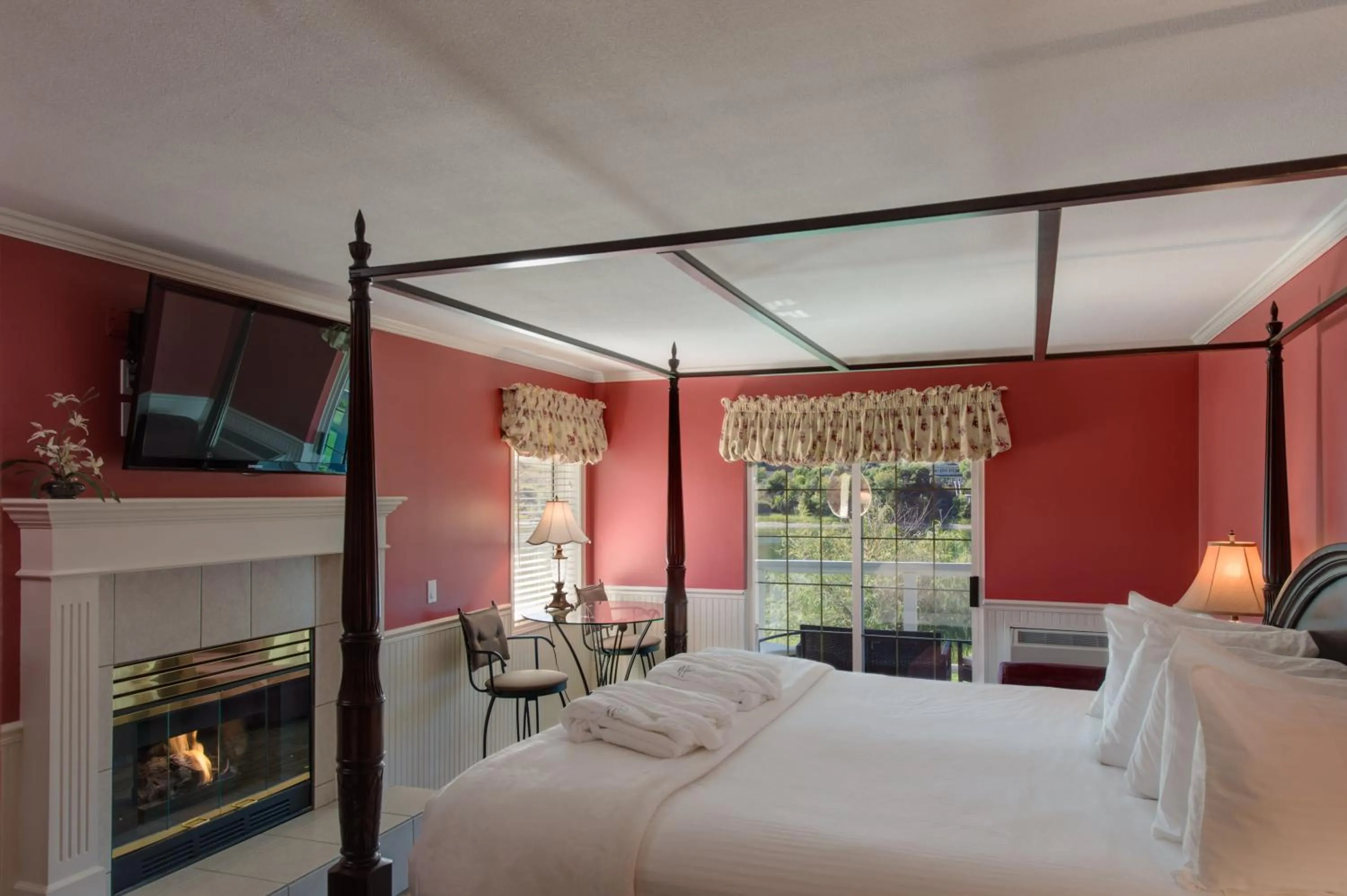 Bed in South Thompson Inn & Conference Centre