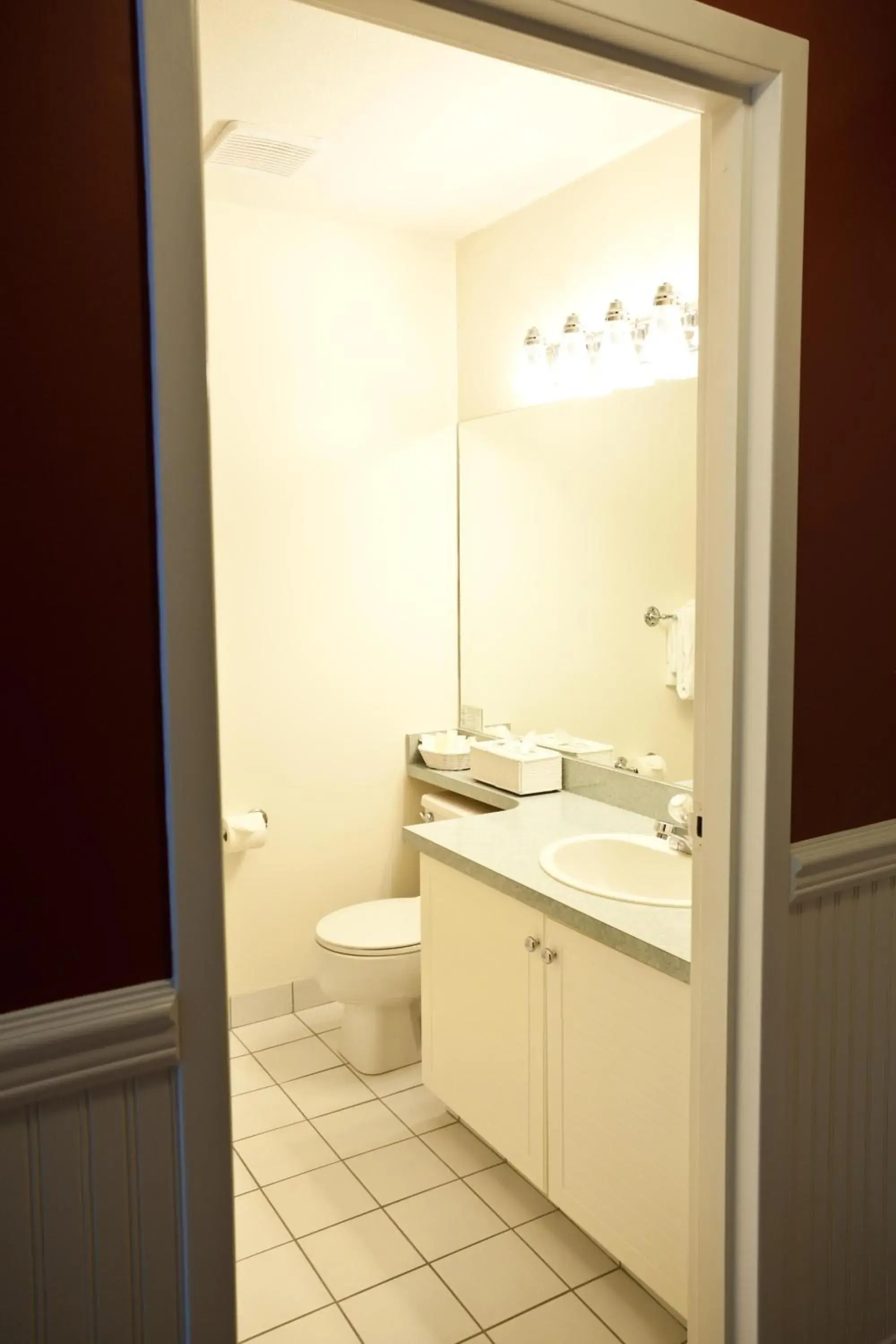 Deluxe King Room- Mountain View in South Thompson Inn & Conference Centre Deluxe King Room- Mountain View in South Thompson Inn & Conference Centre