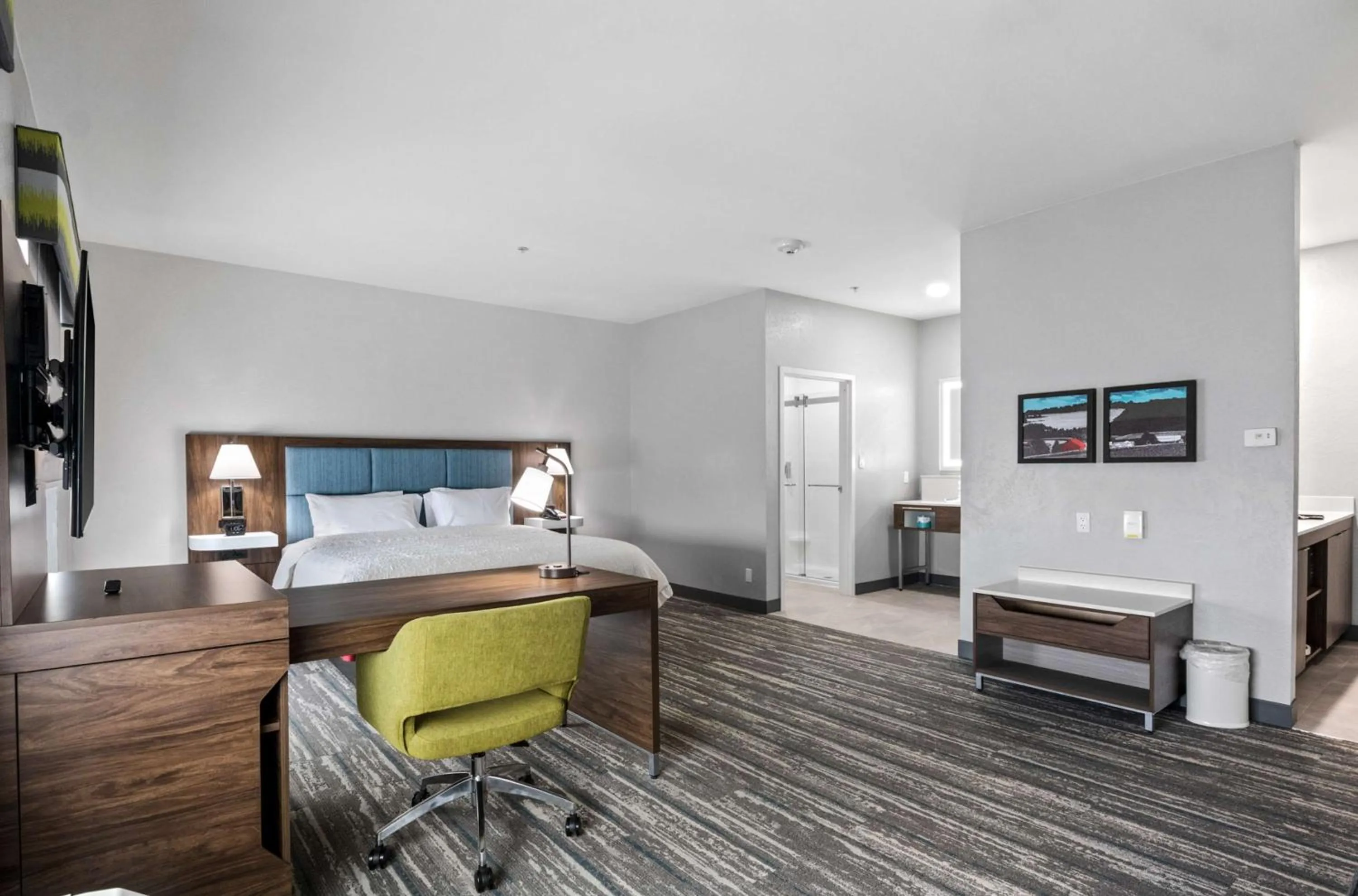 Bed in Hampton Inn & Suites Mount Pleasant