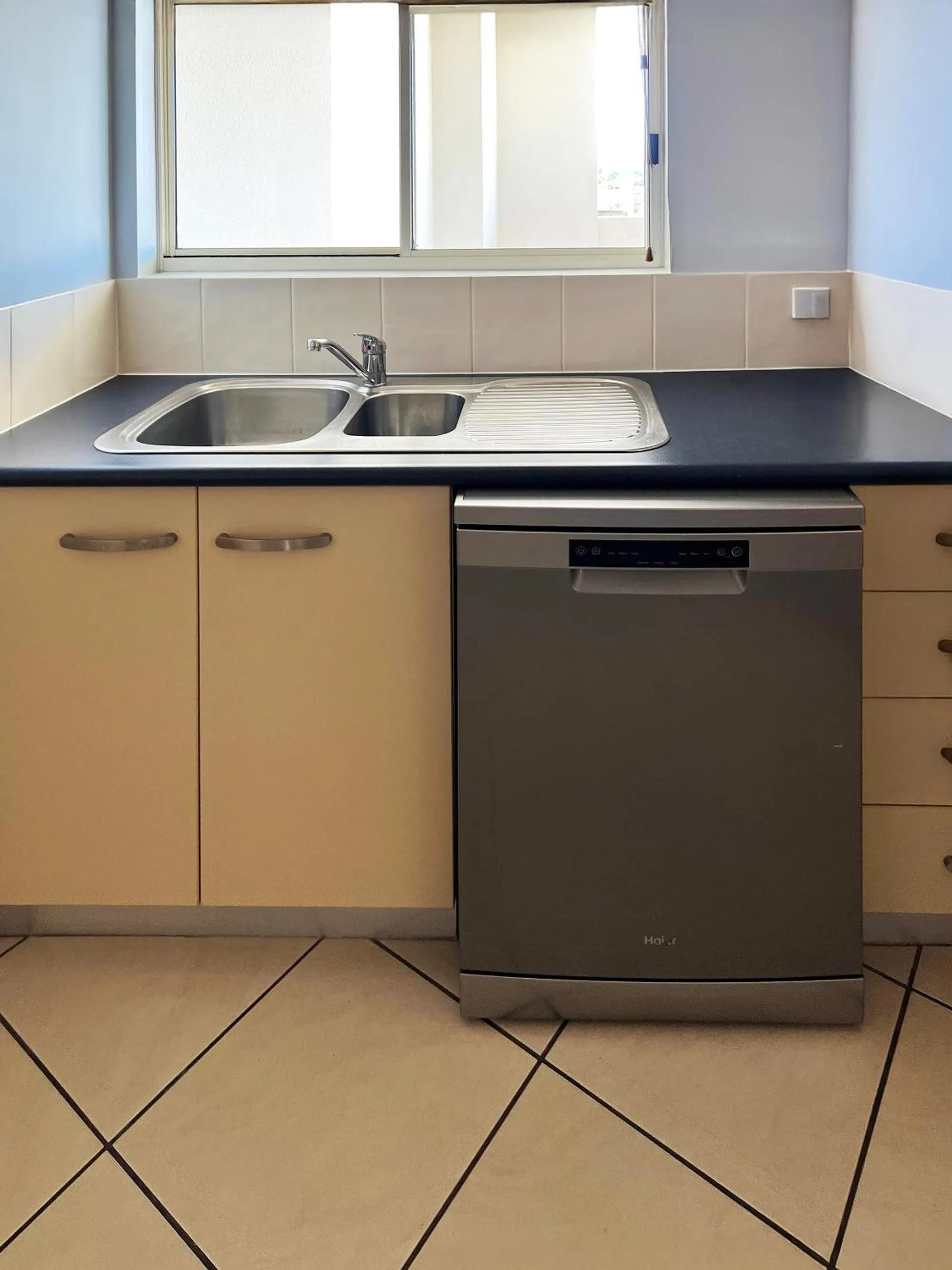 Kitchen or kitchenette in Caloundra Central Apartment Hotel Official