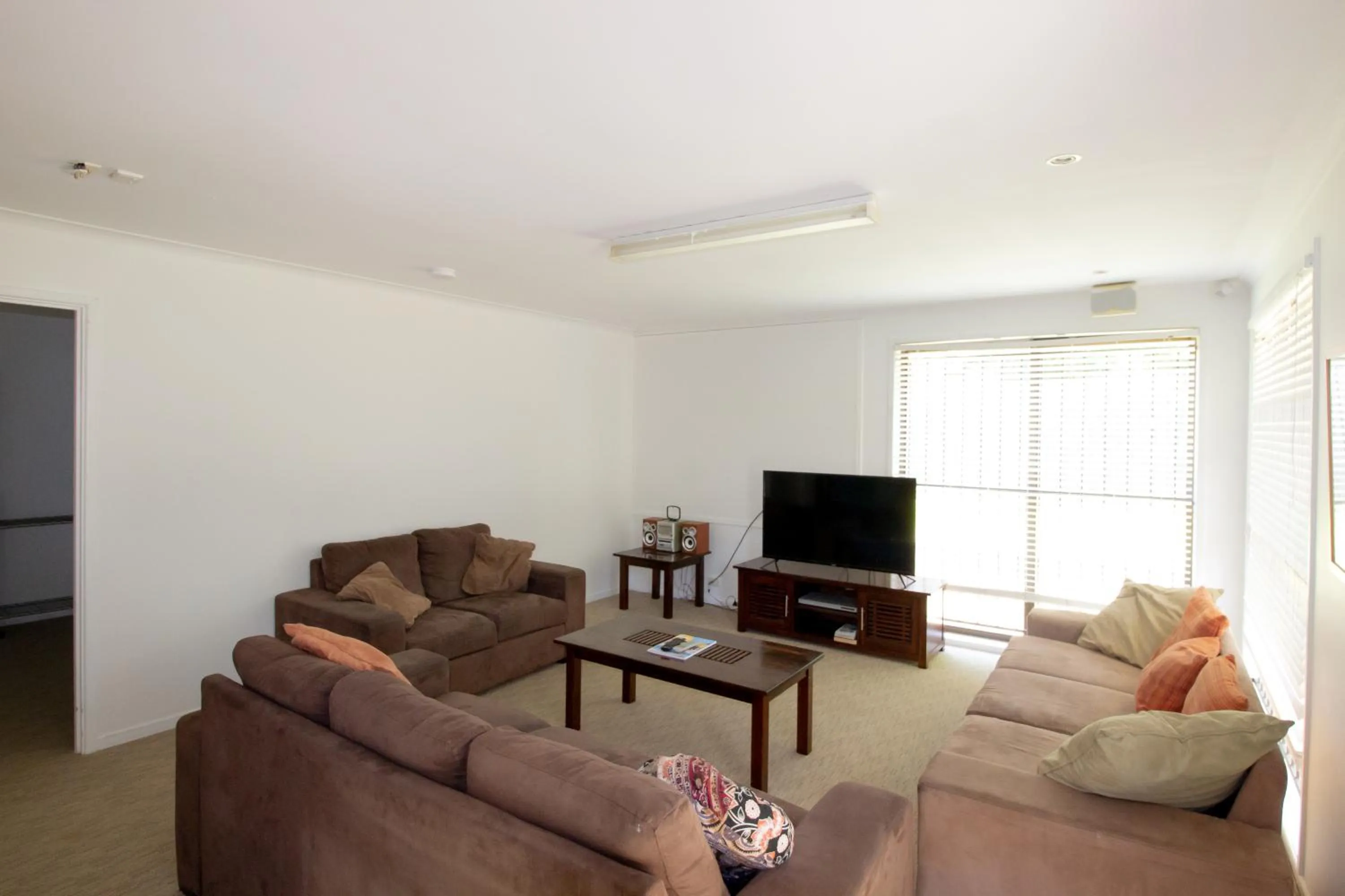 TV and multimedia in Caloundra Central Apartment Hotel Official