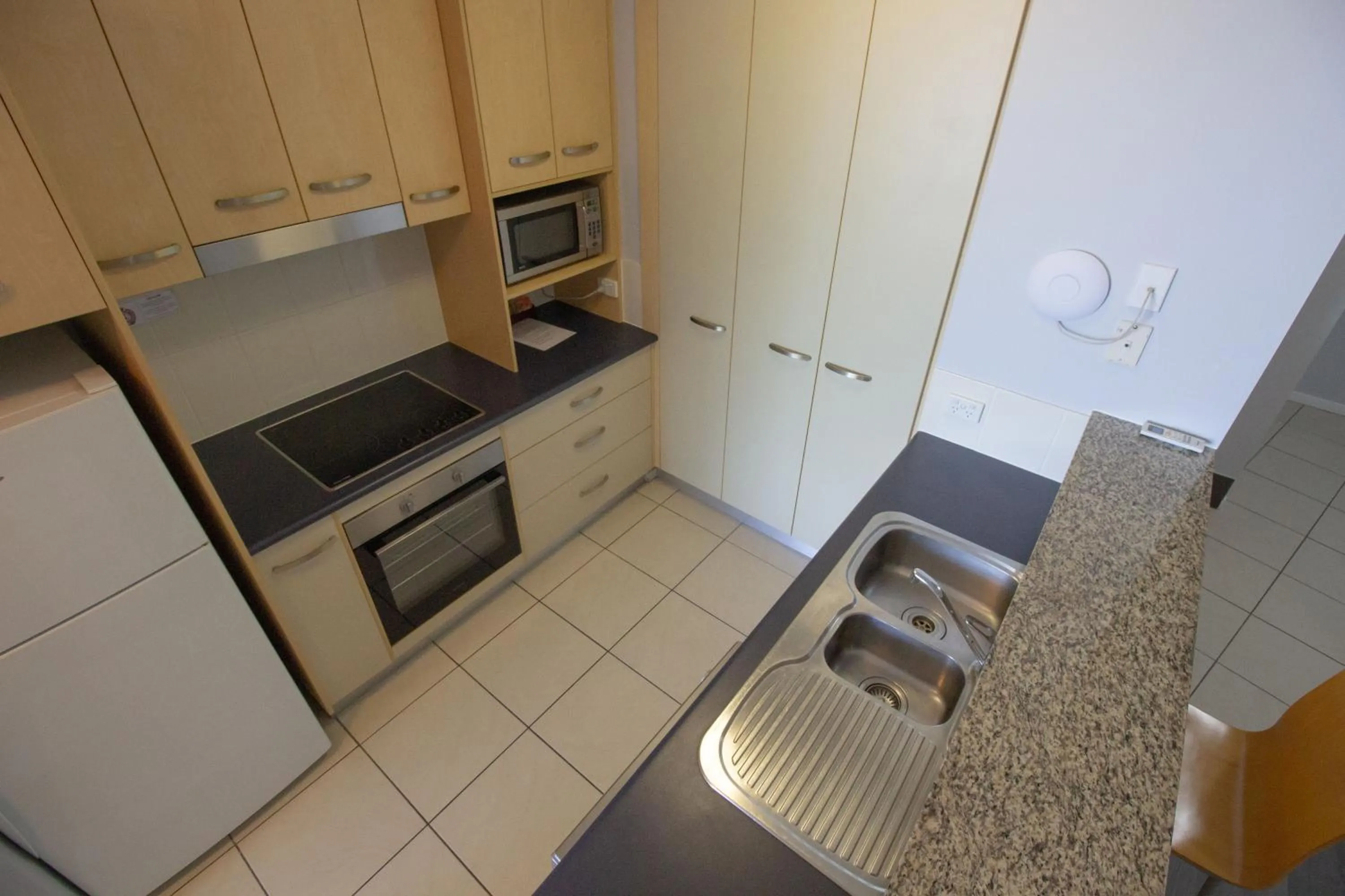 Kitchen or kitchenette in Caloundra Central Apartment Hotel Official