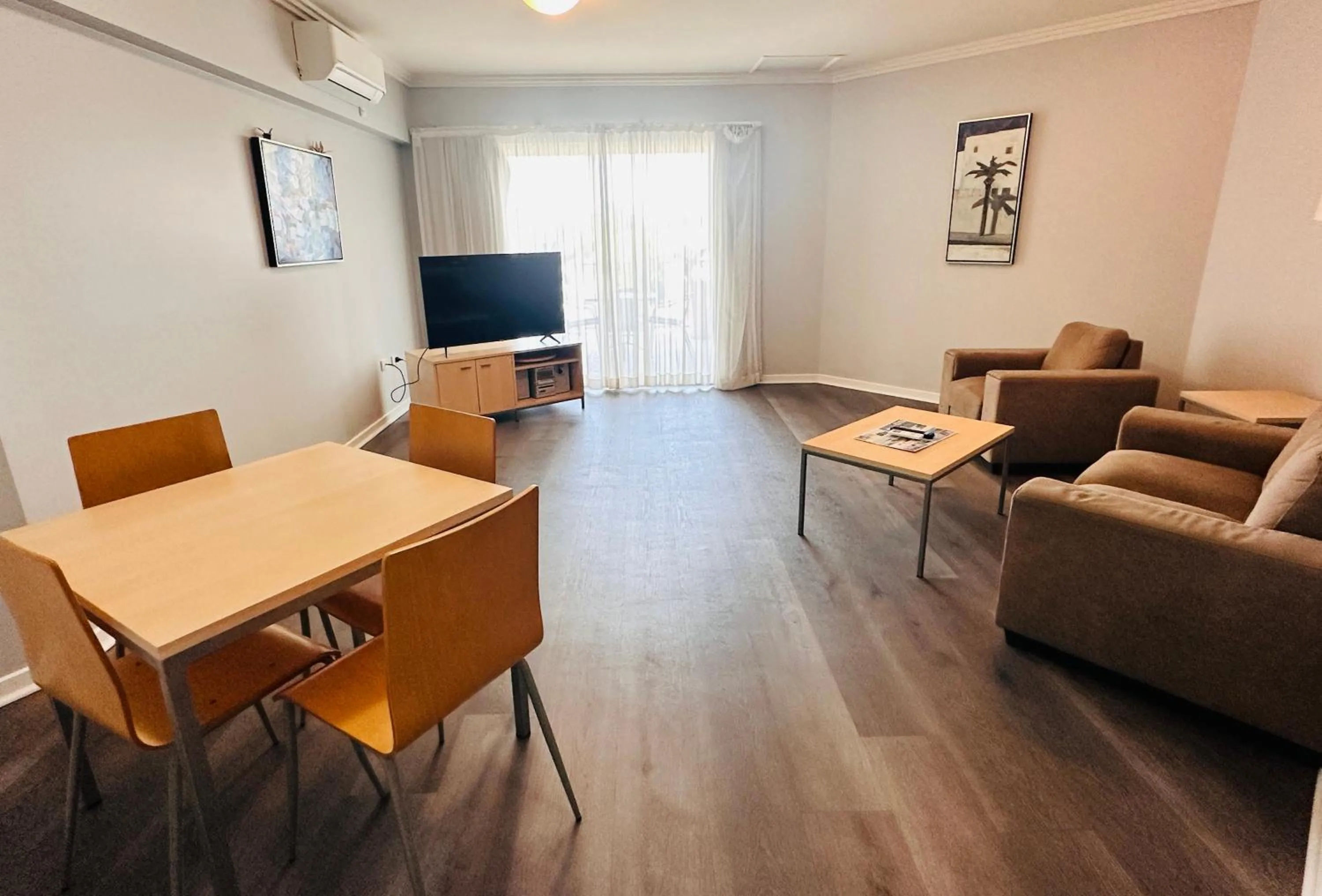 Dining area in Caloundra Central Apartment Hotel Official
