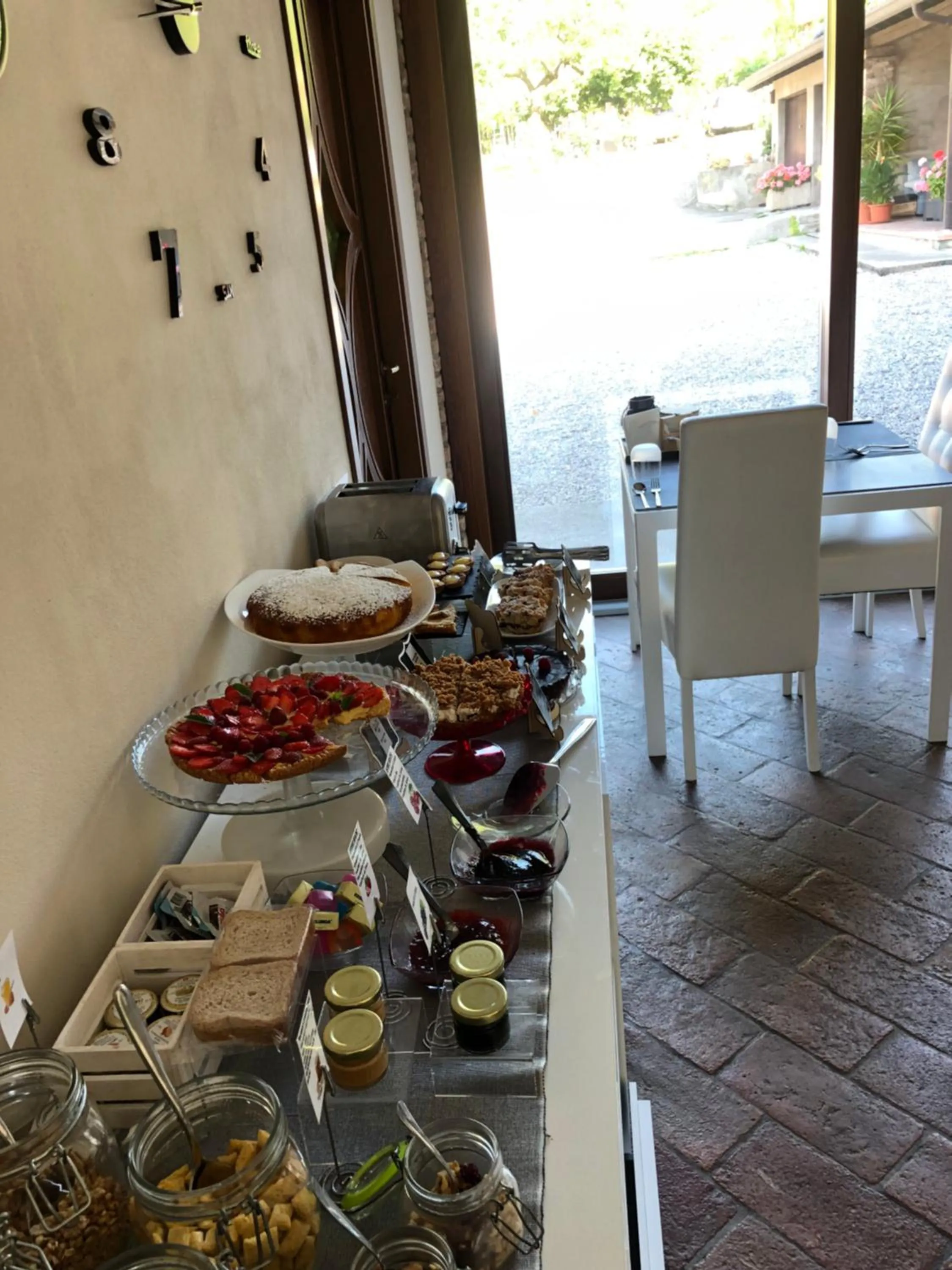 Continental breakfast in La terrazza sulle vigne B&B