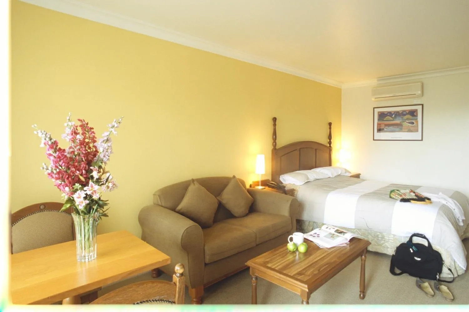 Property building, Bed in Best Western Plus The Tudor Box Hill