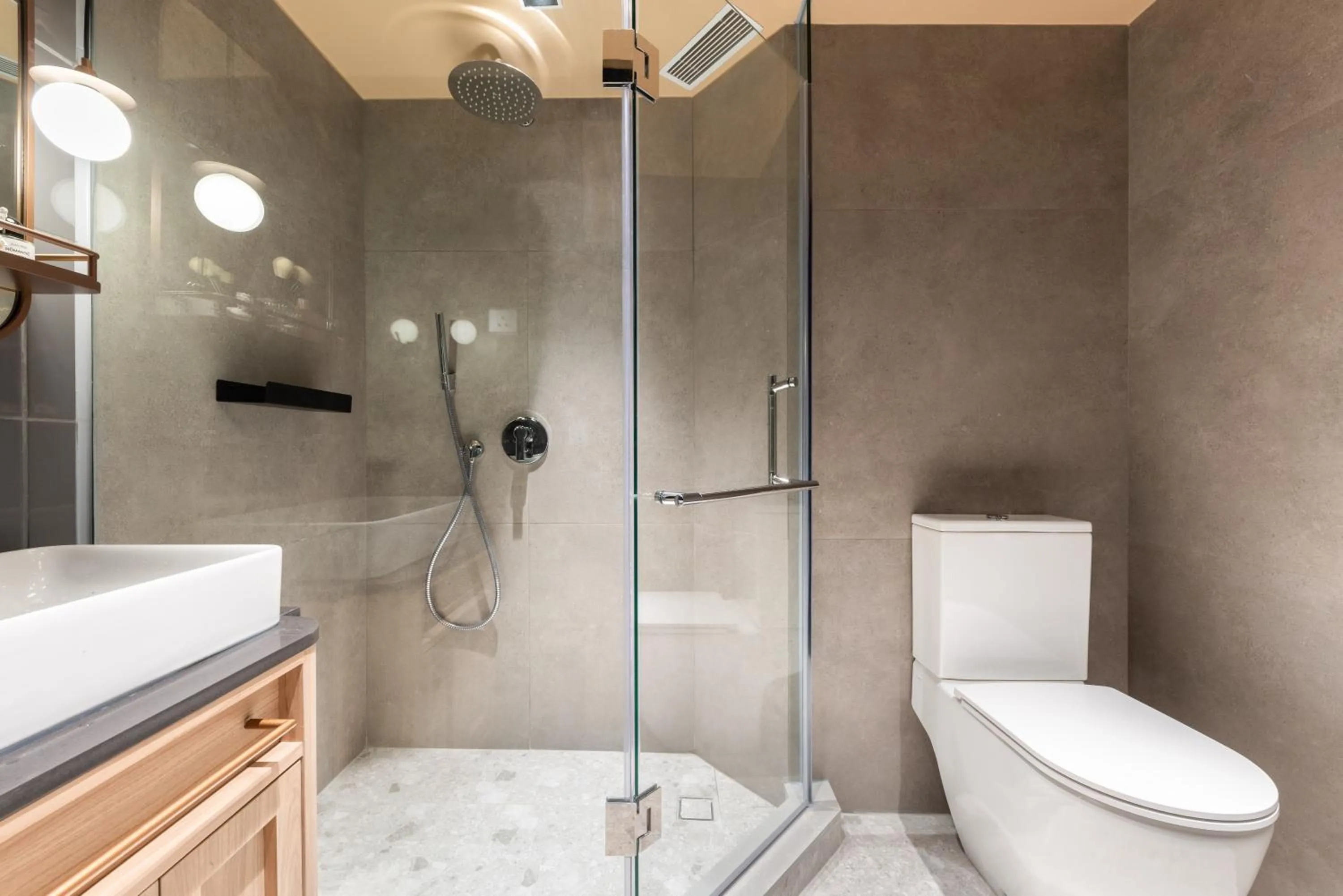 Shower in Dash Living on Prat