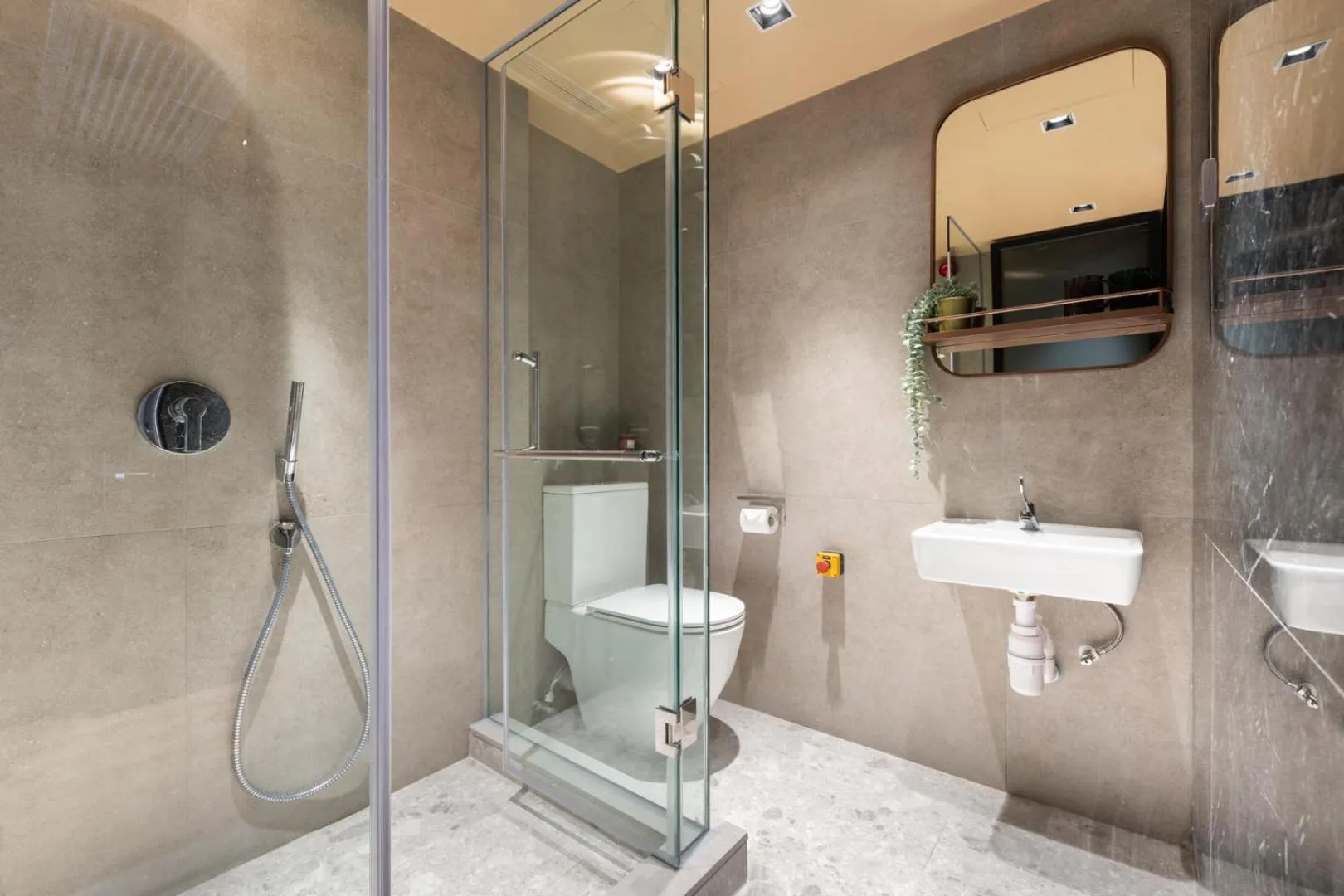 Shower in Dash Living on Prat