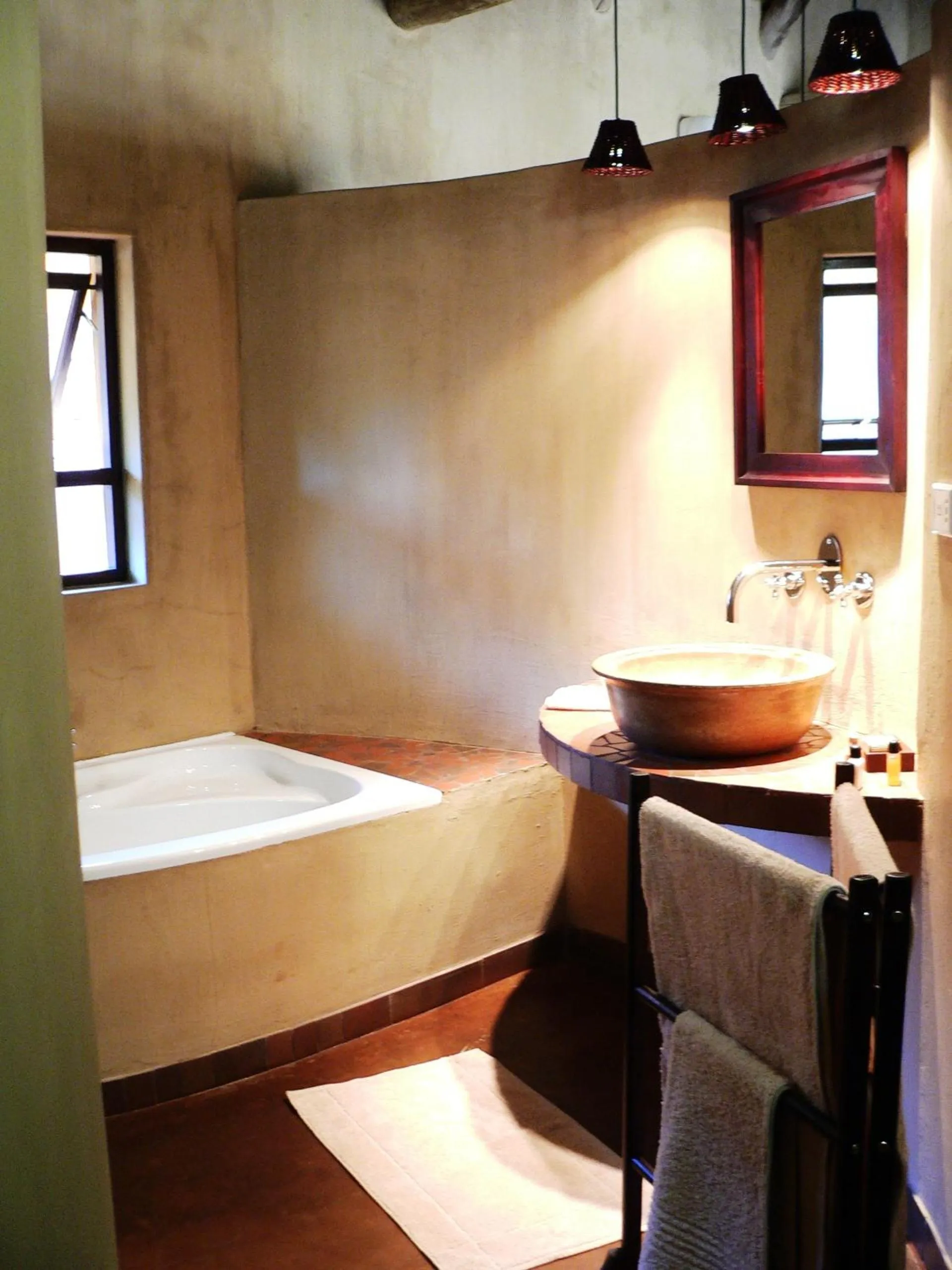 Bathroom, Bed in AmaZulu Lodge