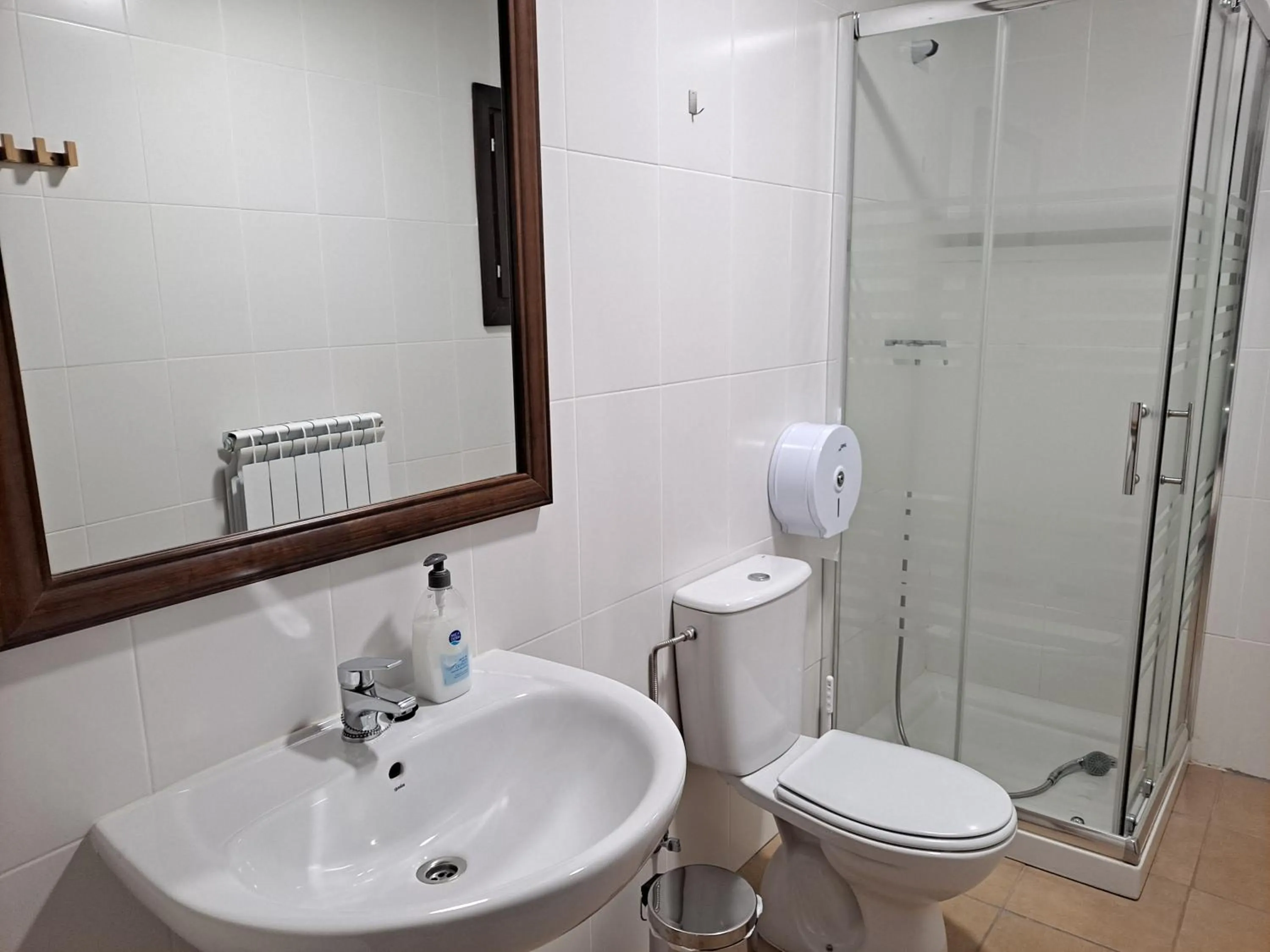 Bathroom in Albergue de Benabarre-CALUMET