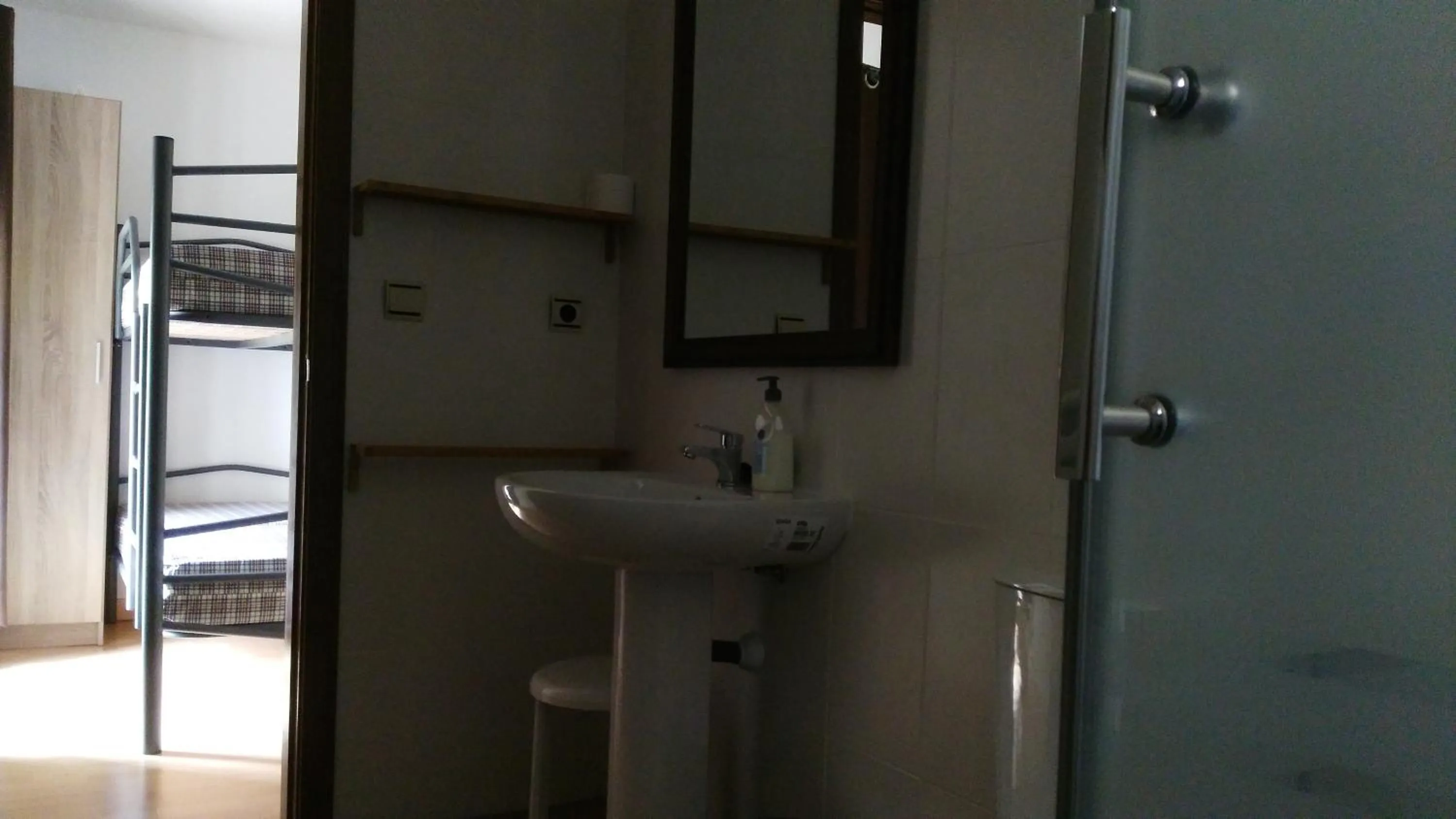 Bathroom in Albergue de Benabarre-CALUMET