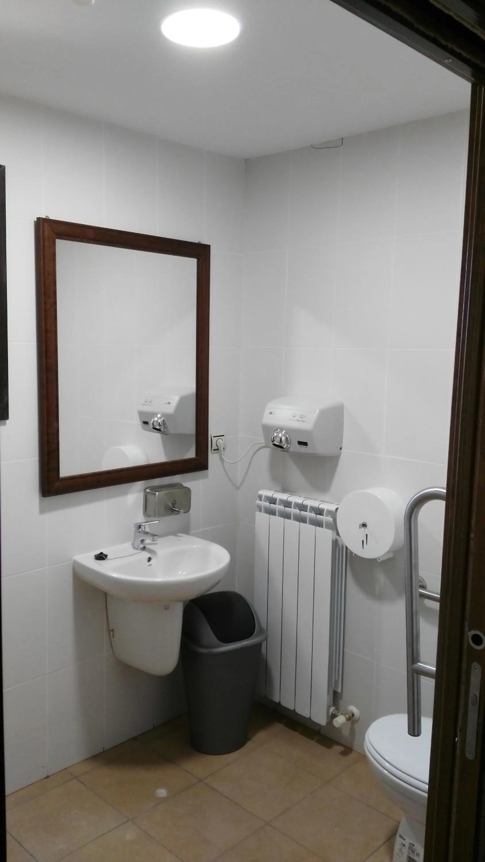 Bathroom in Albergue de Benabarre-CALUMET