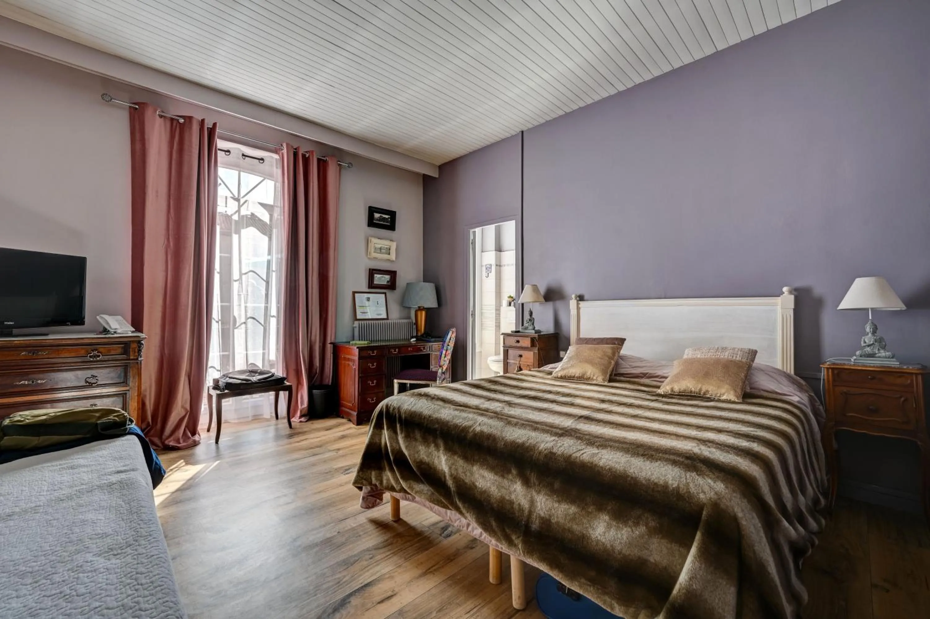 Photo of the whole room, Bed in Hotel Des Artistes