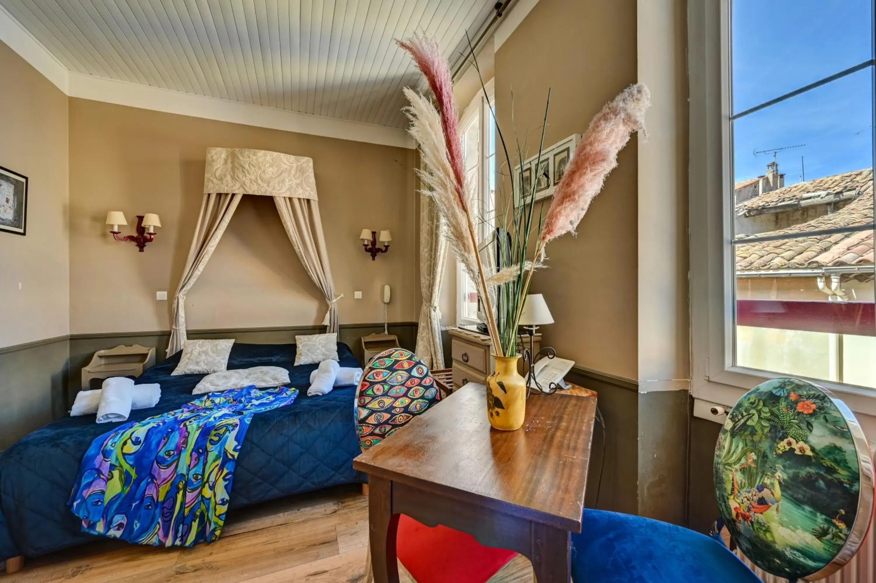 Superior Triple Room in Hotel Des Artistes Superior Triple Room in Hotel Des Artistes