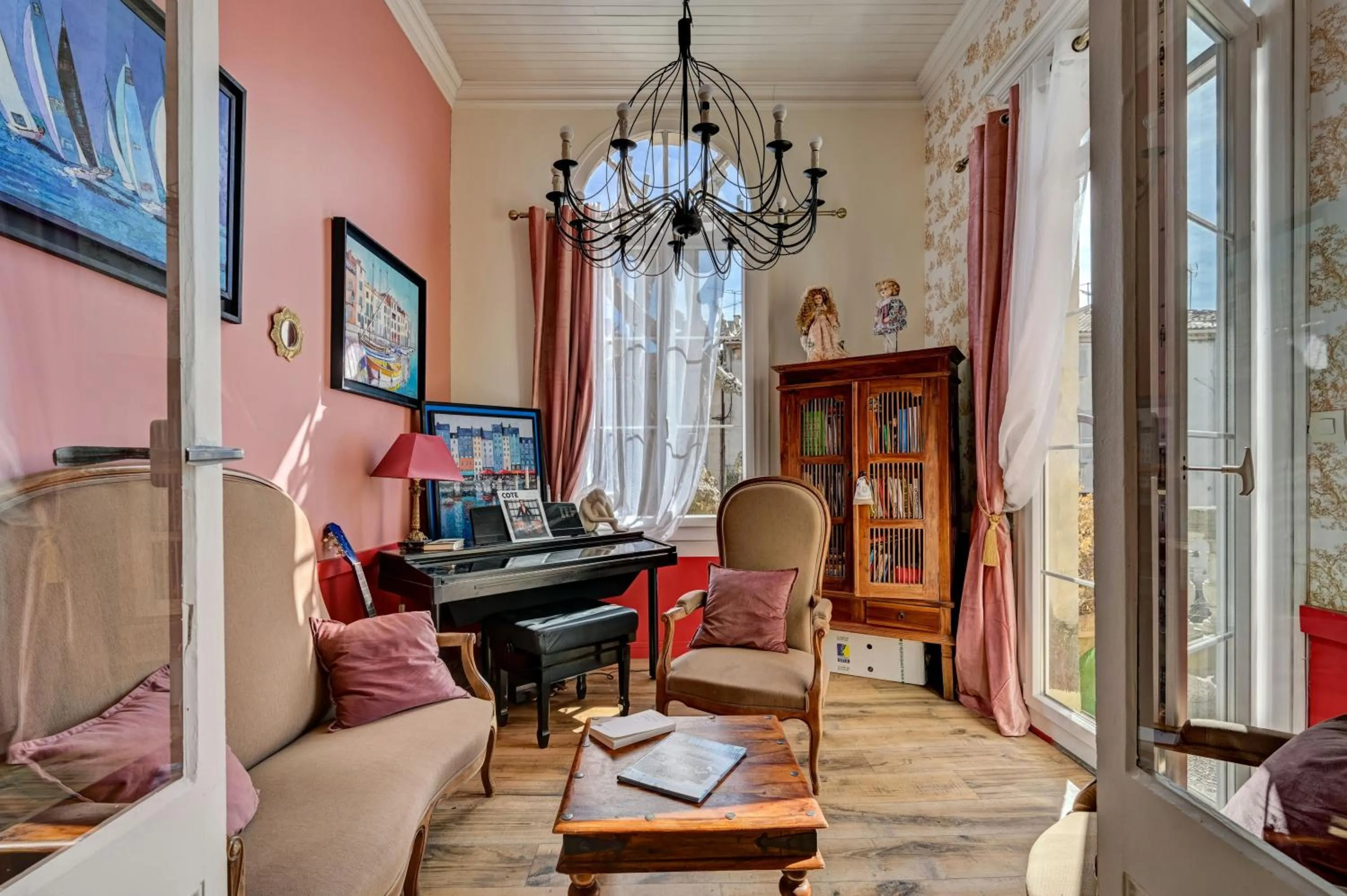 Communal lounge/ TV room in Hotel Des Artistes