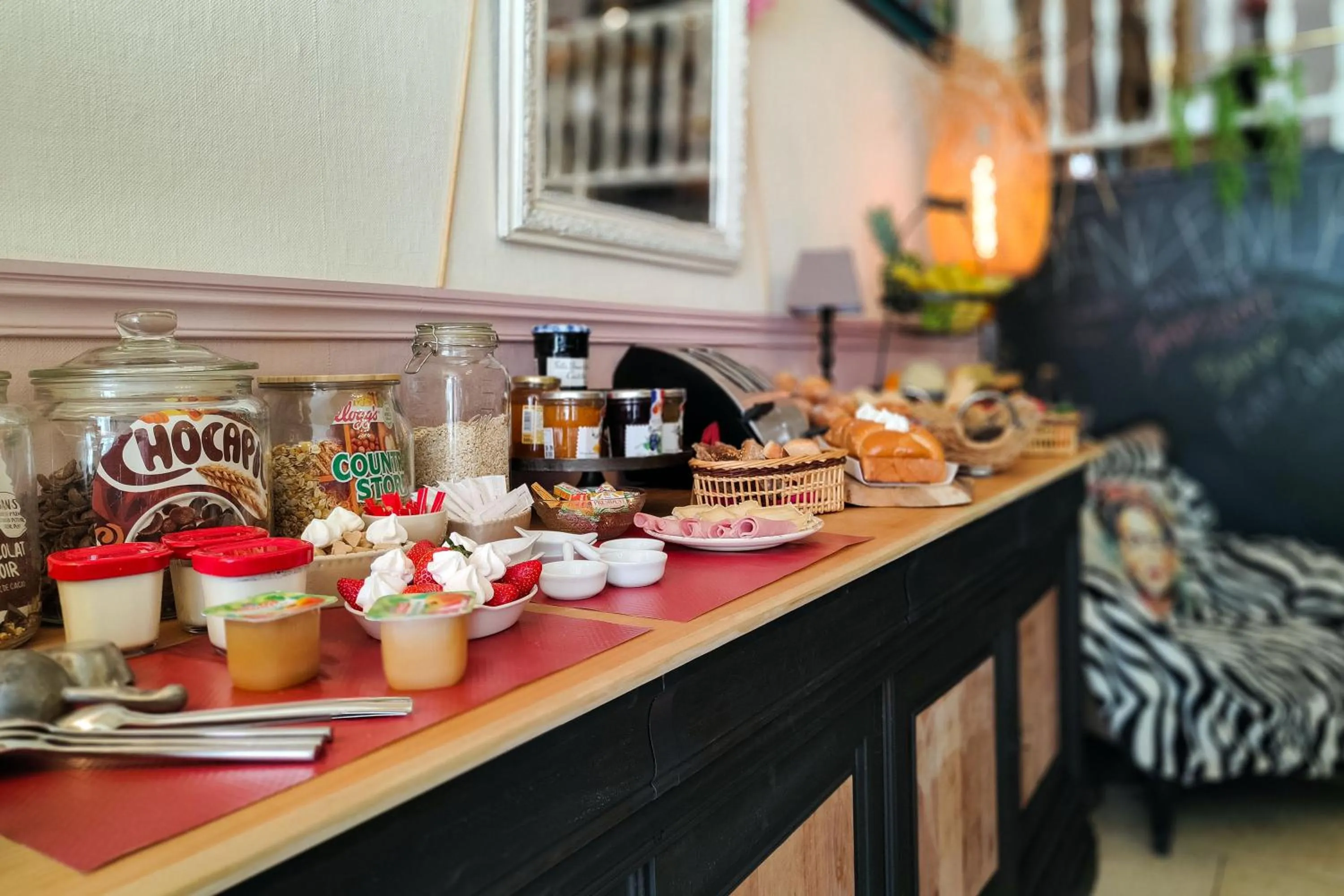 Buffet breakfast in Hotel Des Artistes