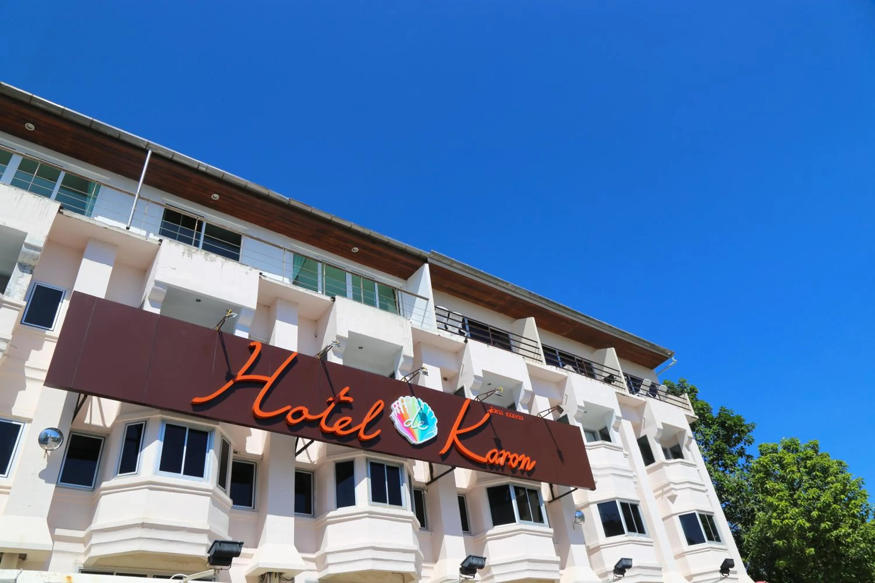 Property building in Hotel De Karon