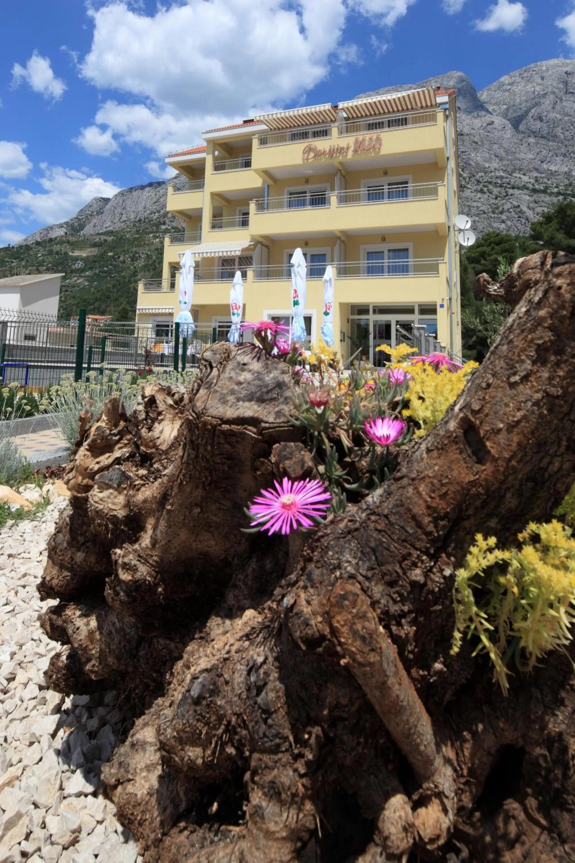Facade/entrance in Dorijini Dvori